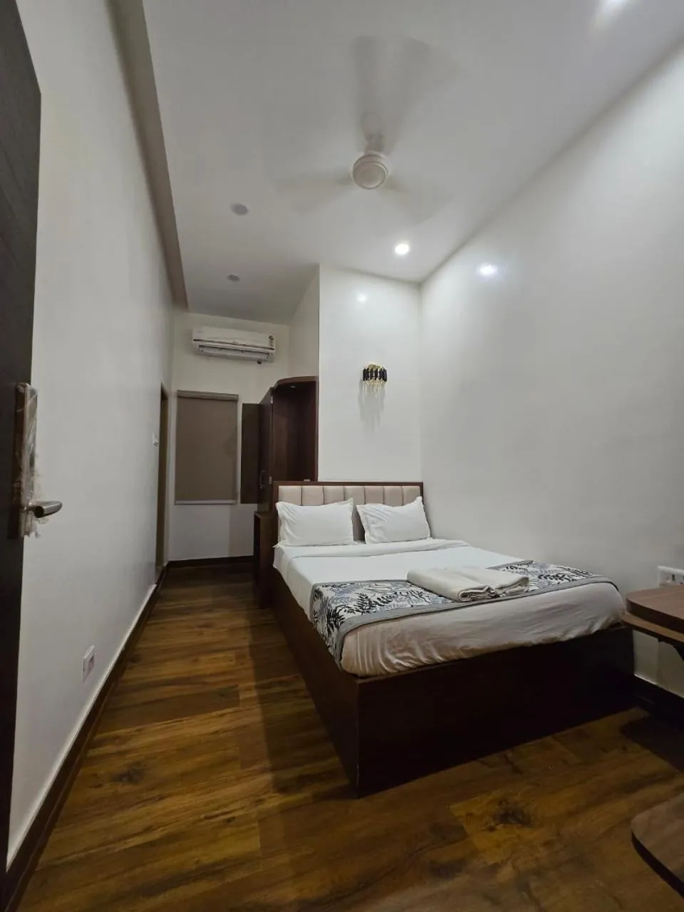 Bed in A Palace on River ( Rashmi Guest House )