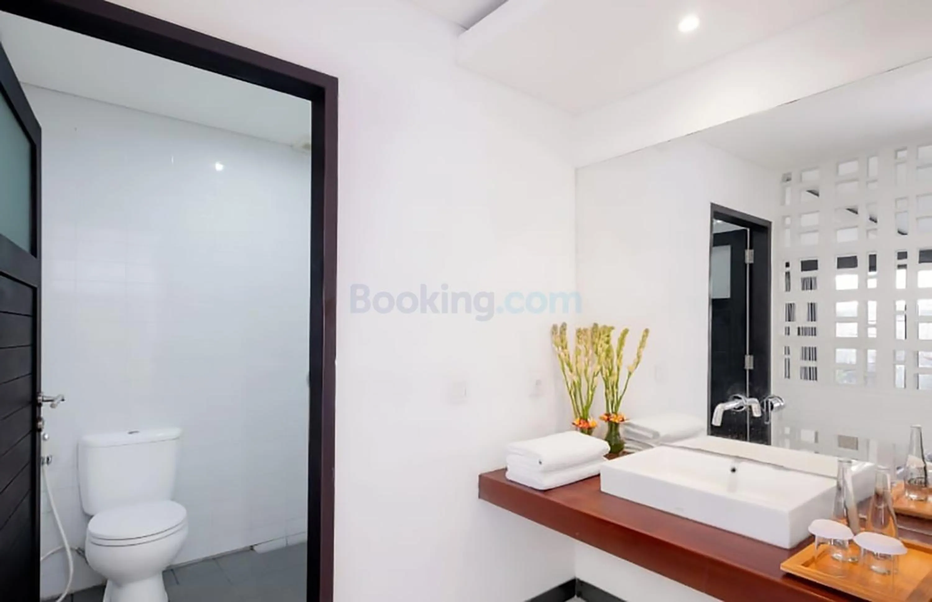 Toilet in The Kanjeng Suites Kuta Galeria - Bali