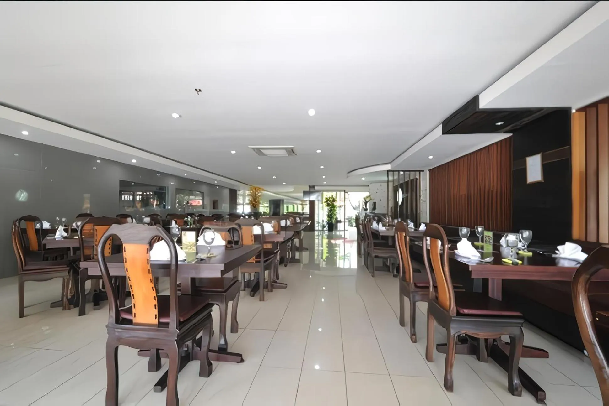 Restaurant/places to eat in The Kanjeng Suites Kuta Galeria - Bali