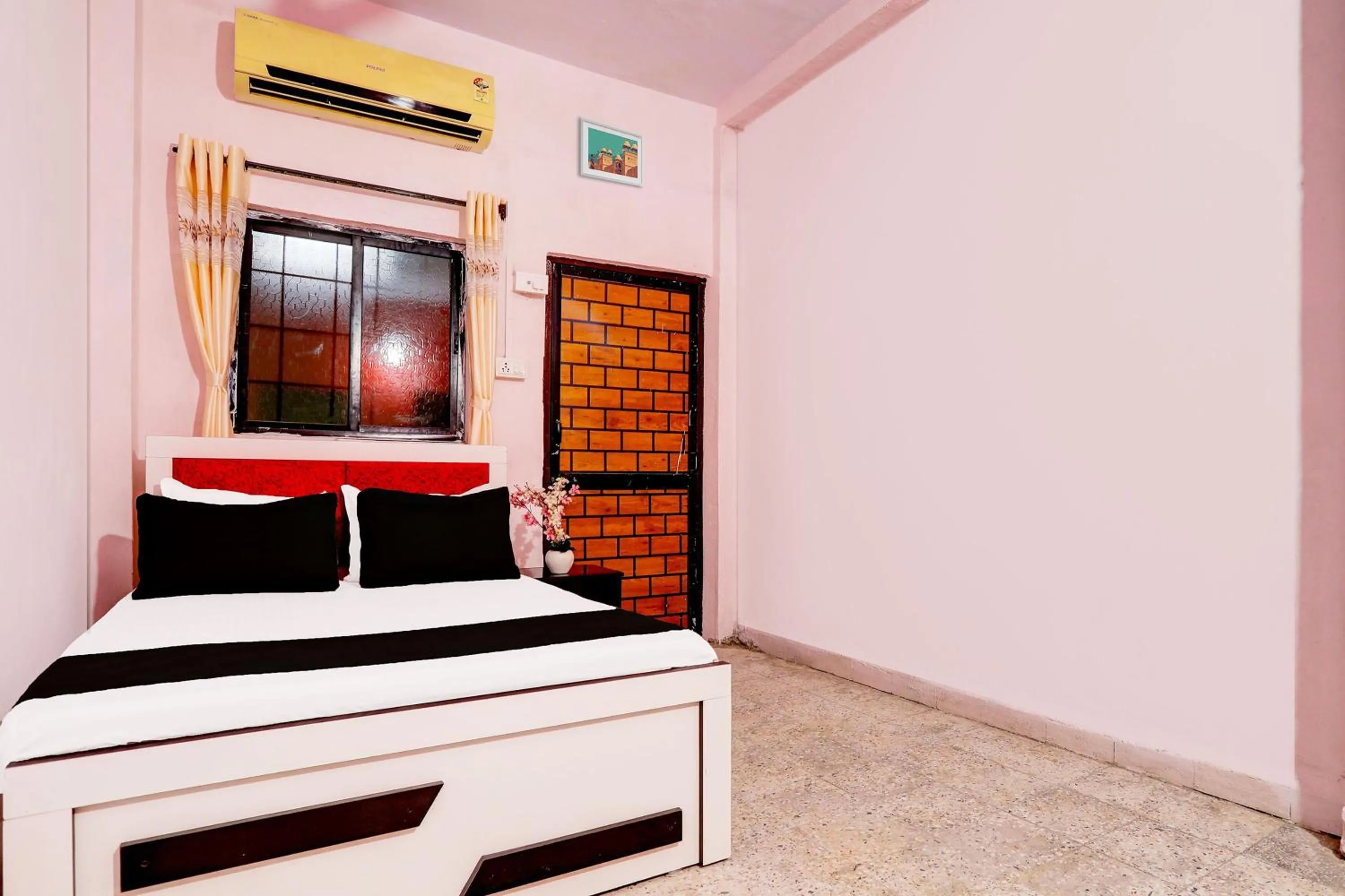 Bedroom, Bed in Hotel O HOME Hotel Crazy Inn