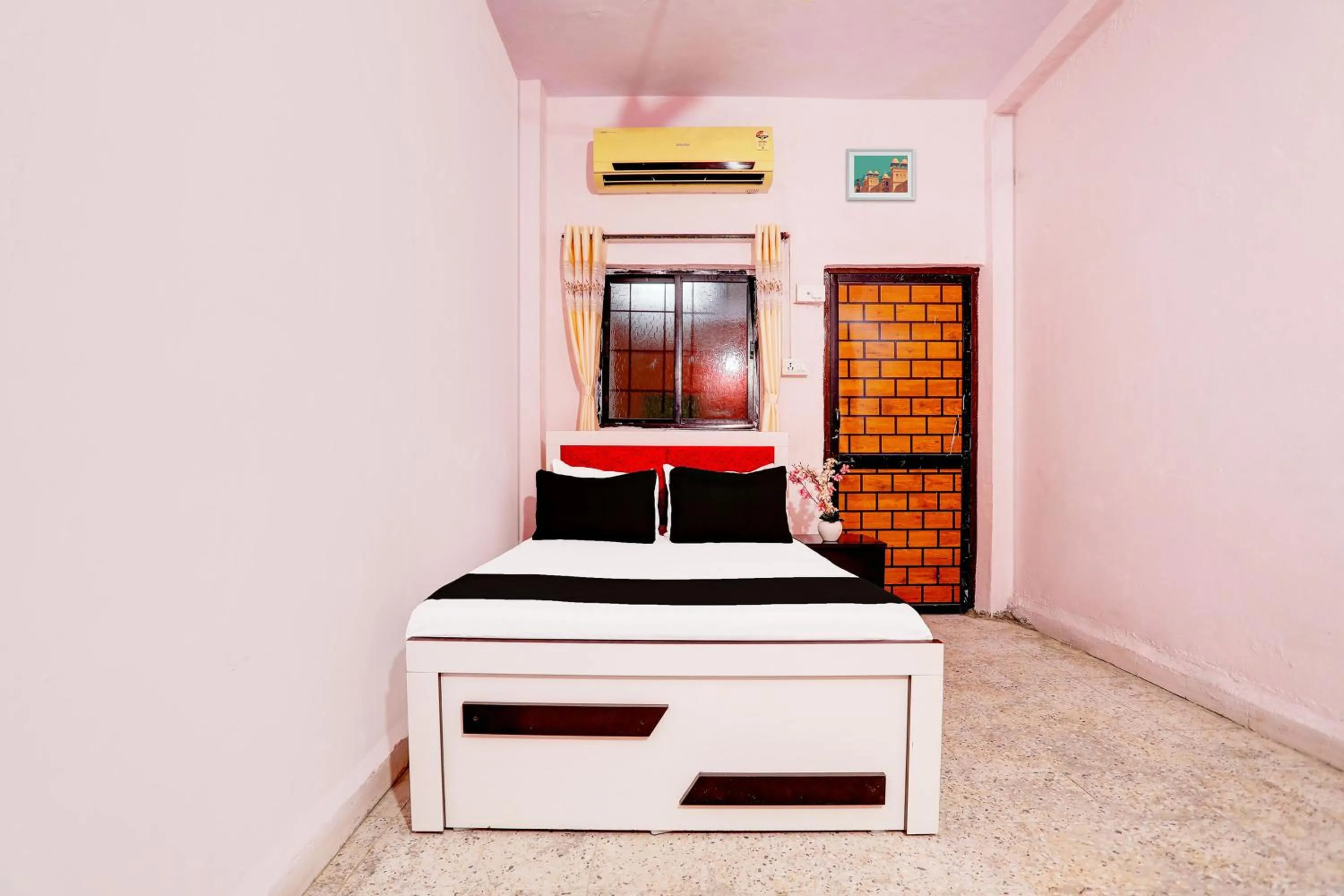 Bedroom in Hotel O HOME Hotel Crazy Inn