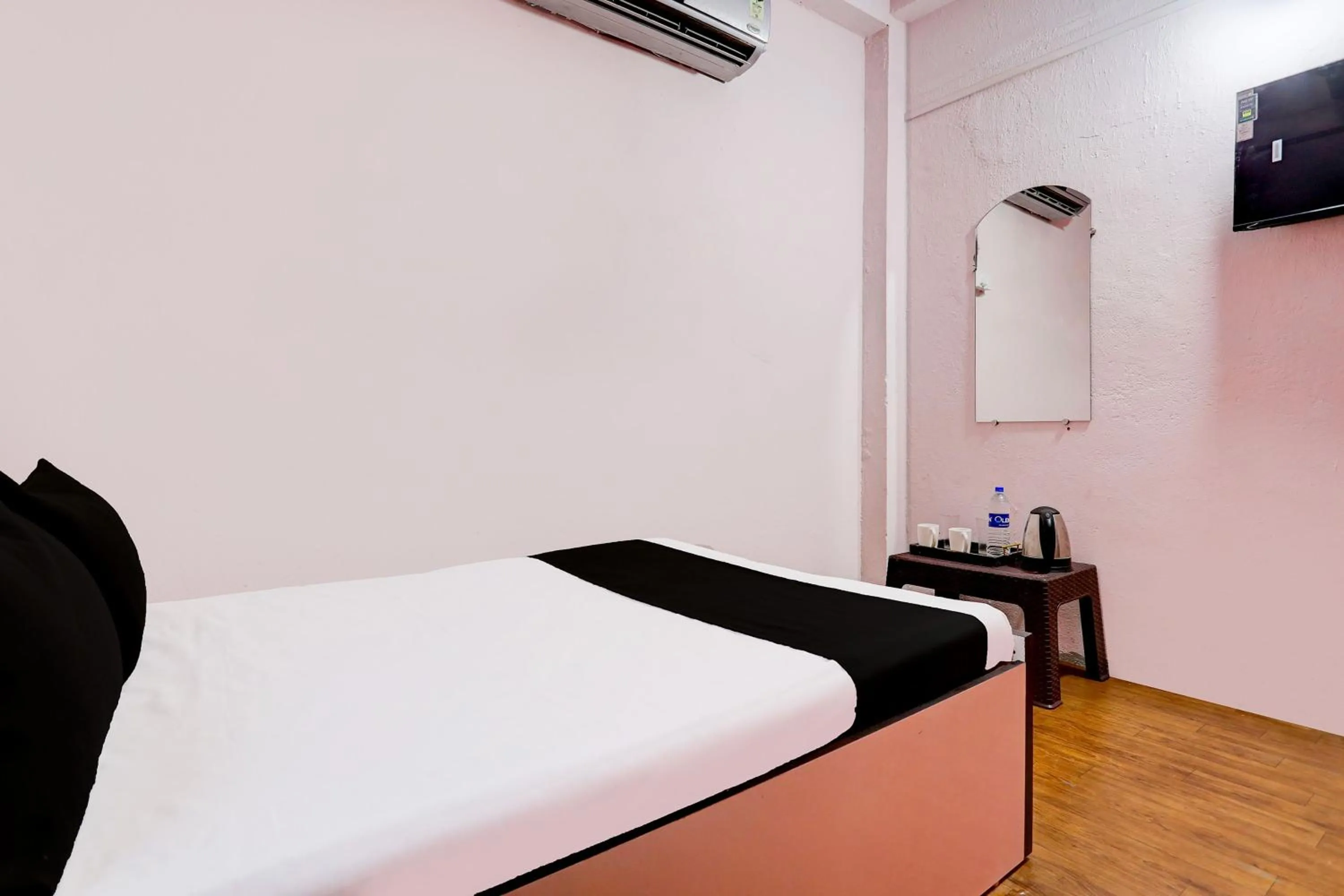 Bedroom, Bed in Hotel O HOME Hotel Crazy Inn