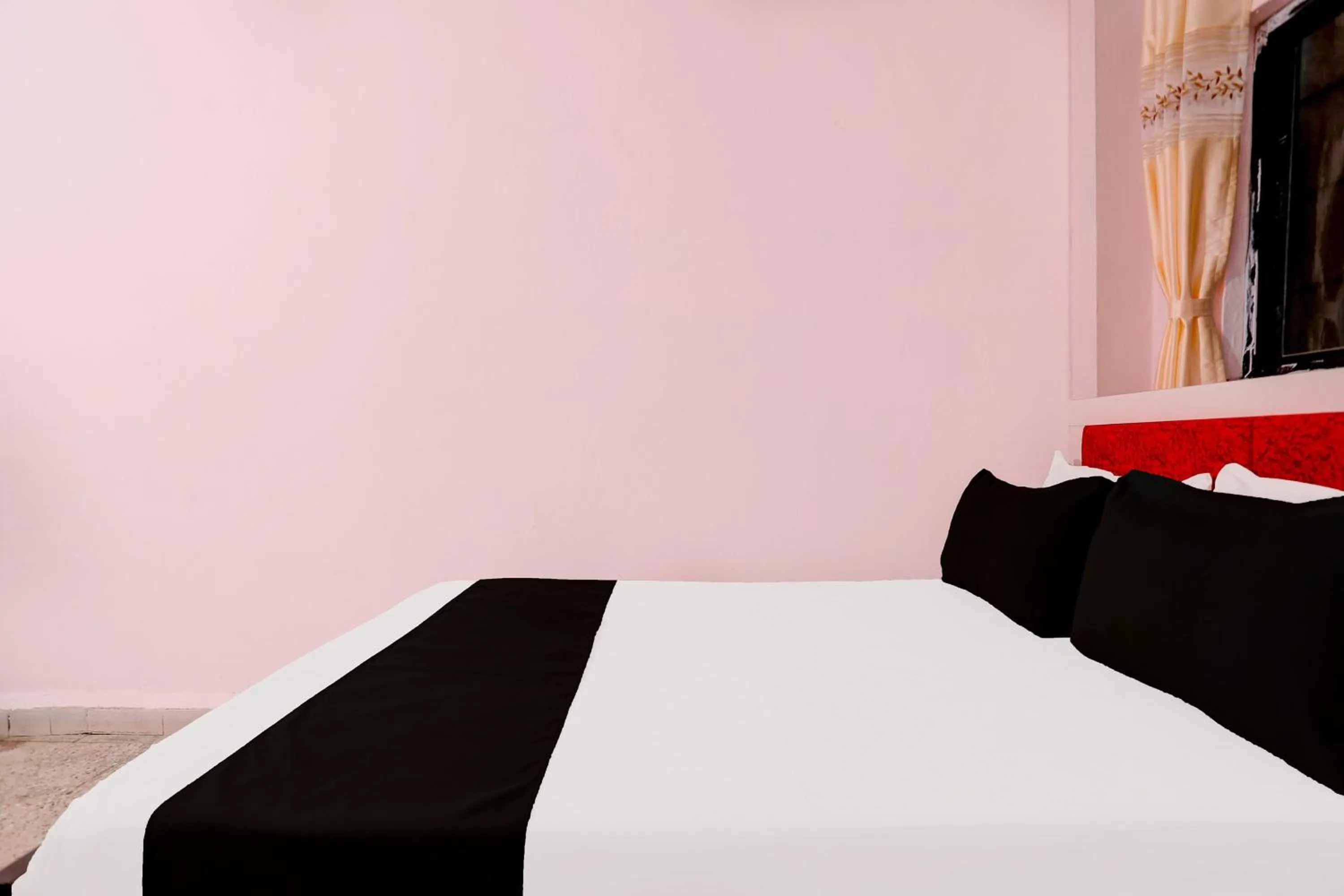 Bedroom, Bed in Hotel O HOME Hotel Crazy Inn