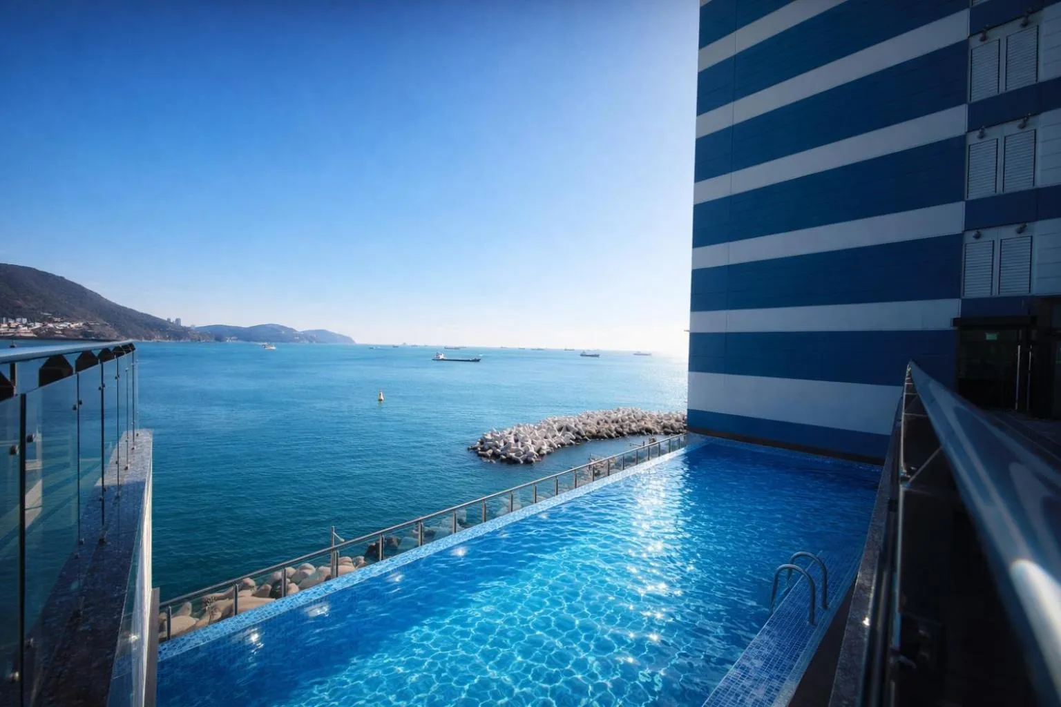 Swimming pool in Elmomento Songdo