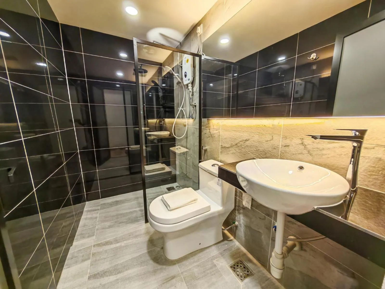 Shower in Merits Hotel Cameron Highlands