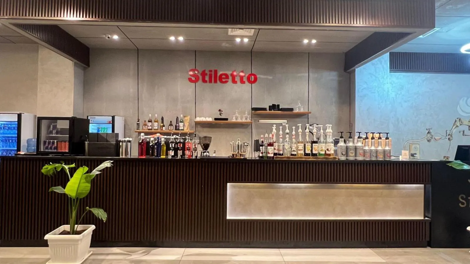 Restaurant/places to eat in North paradise hotel