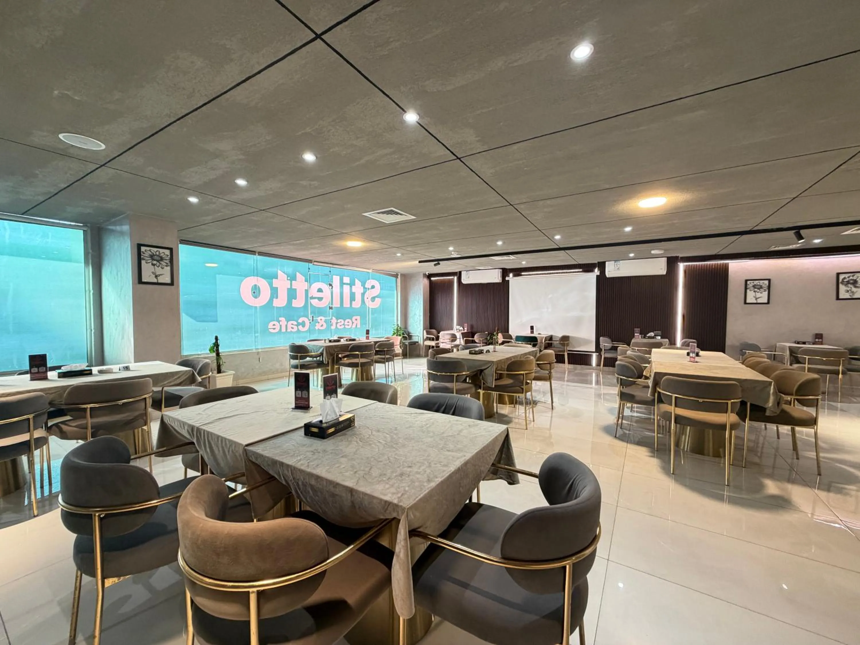 Restaurant/places to eat in North paradise hotel