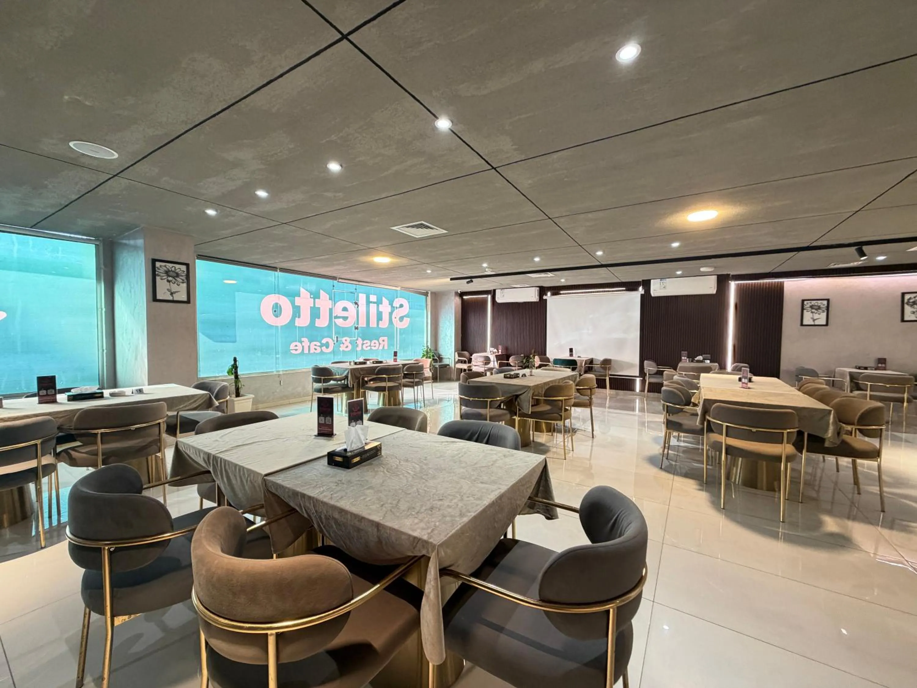 Restaurant/places to eat in North paradise hotel