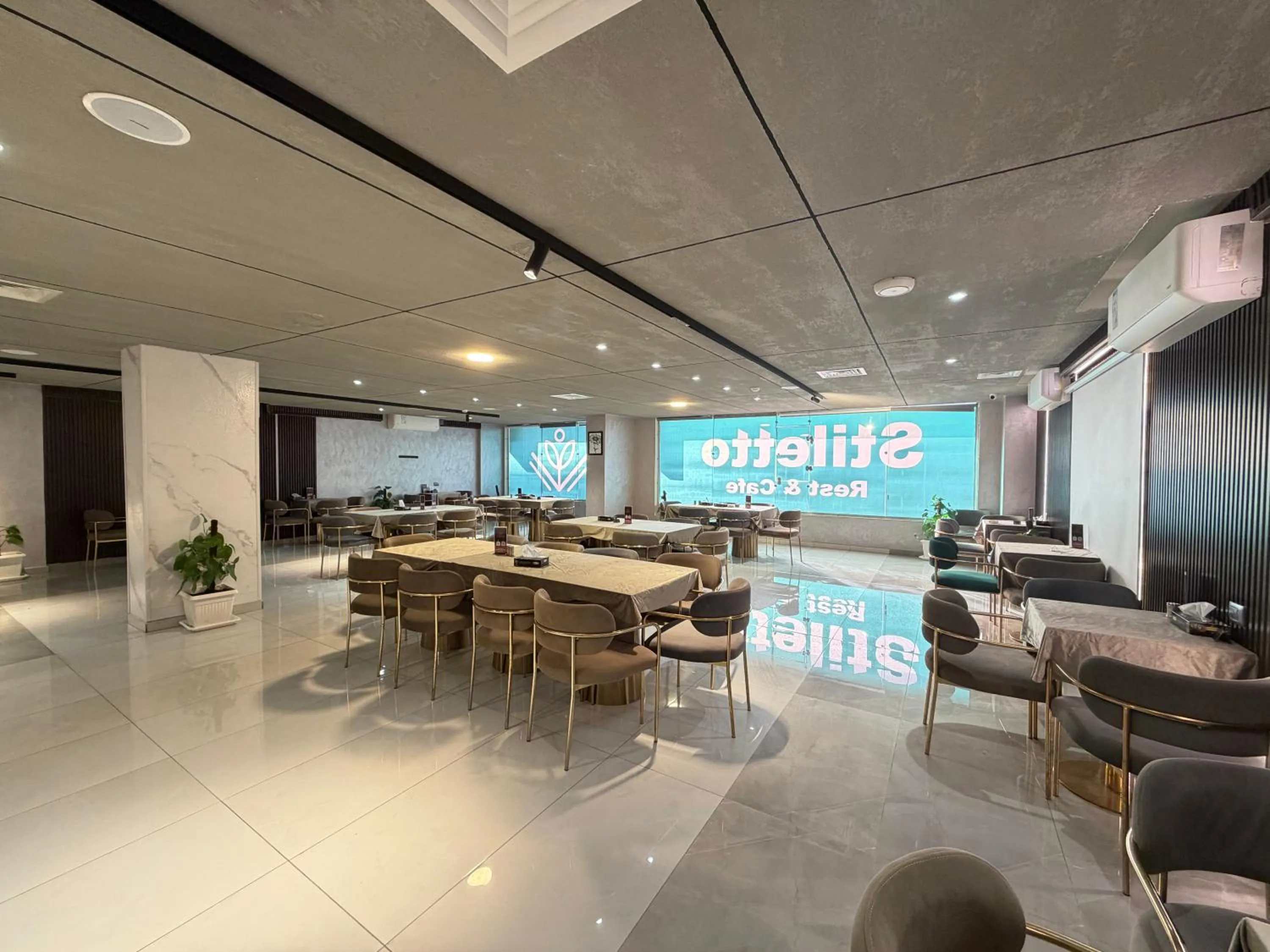 Restaurant/places to eat in North paradise hotel