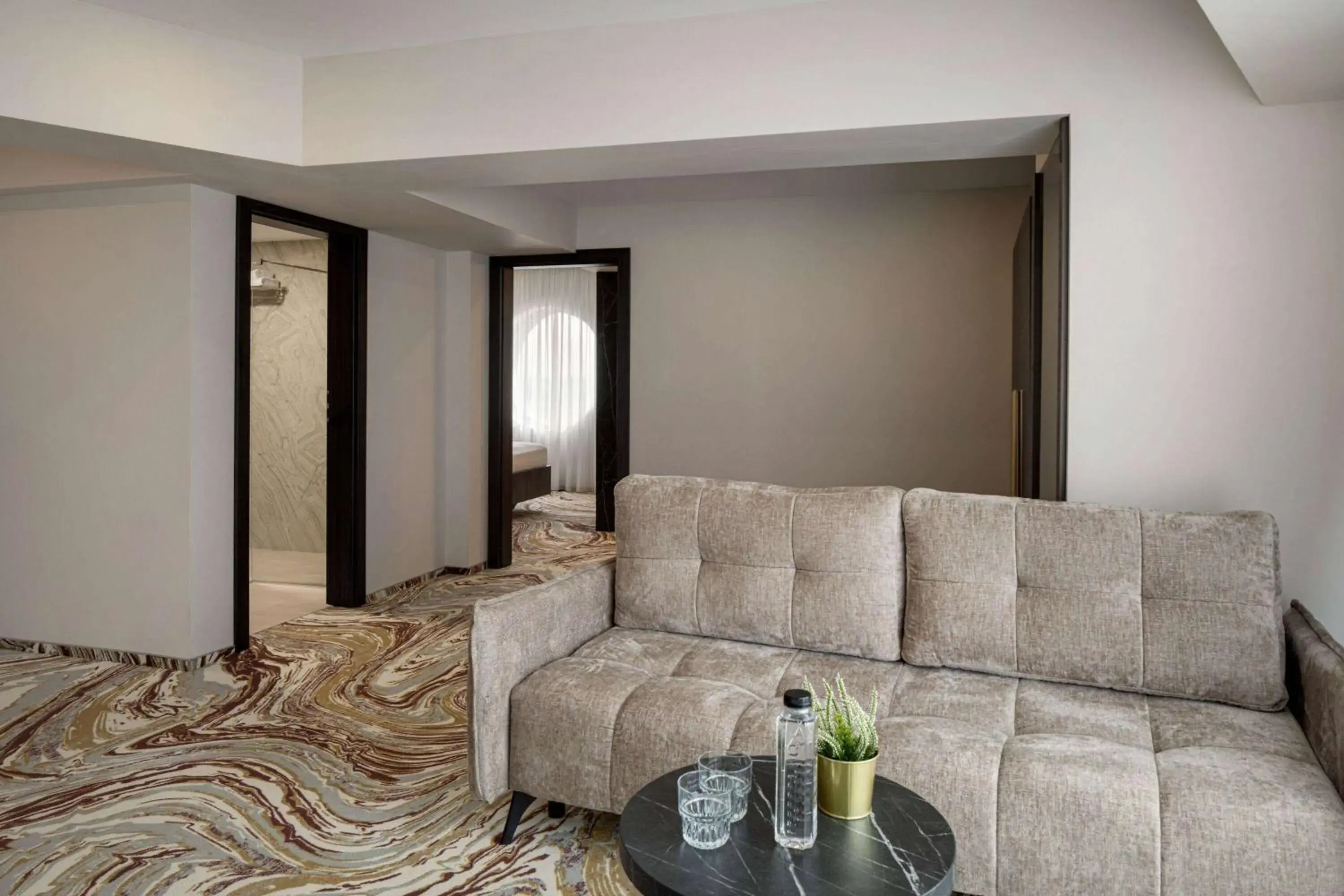 One-Bedroom Apartment with King Bed and City View in Ramada by Wyndham Bucharest Otopeni Airport One-Bedroom Apartment with King Bed and City View in Ramada by Wyndham Bucharest Otopeni Airport