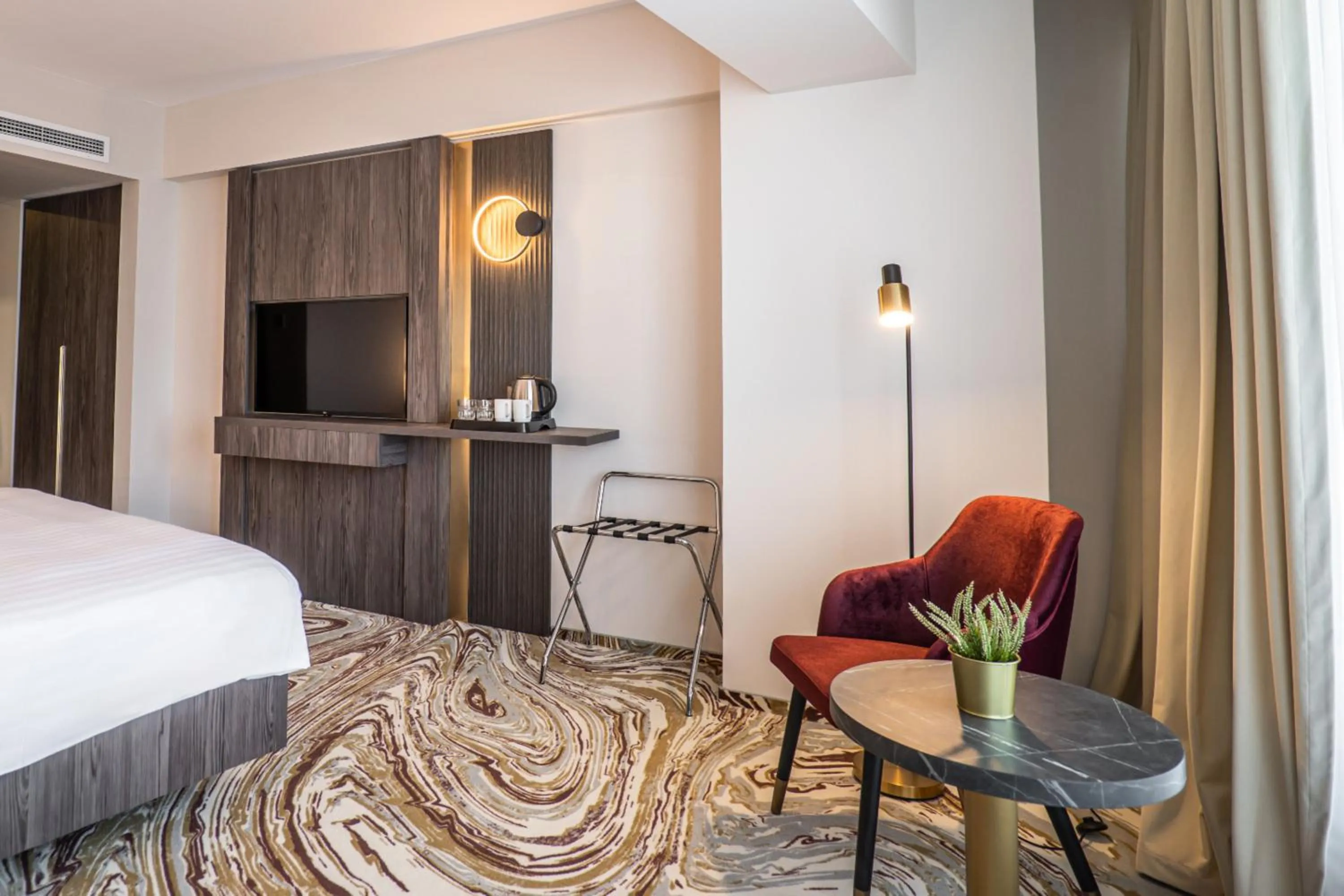 TV and multimedia, Bed in Ramada by Wyndham Bucharest Otopeni Airport