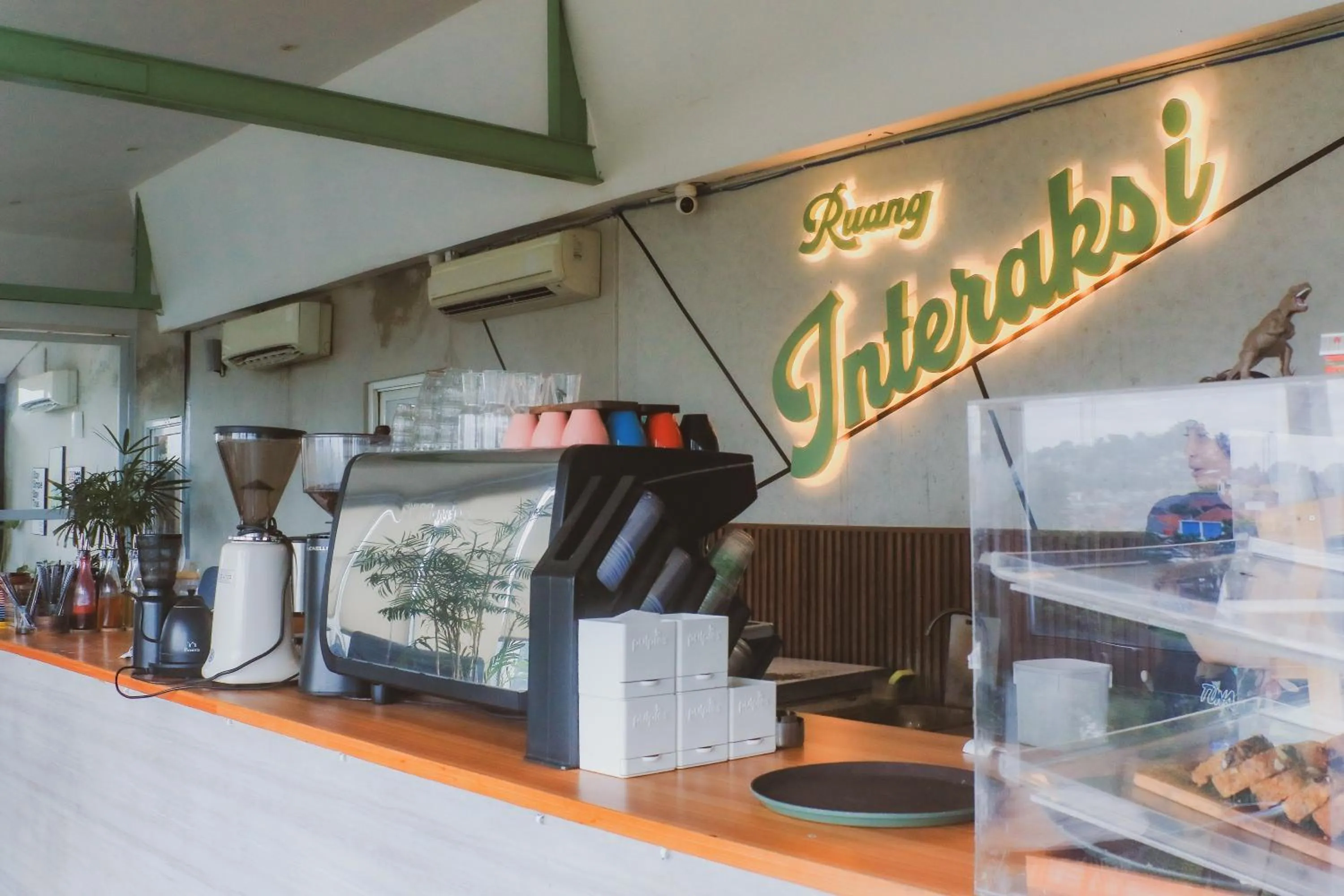 Front One Boutique Tugu Muda Semarang