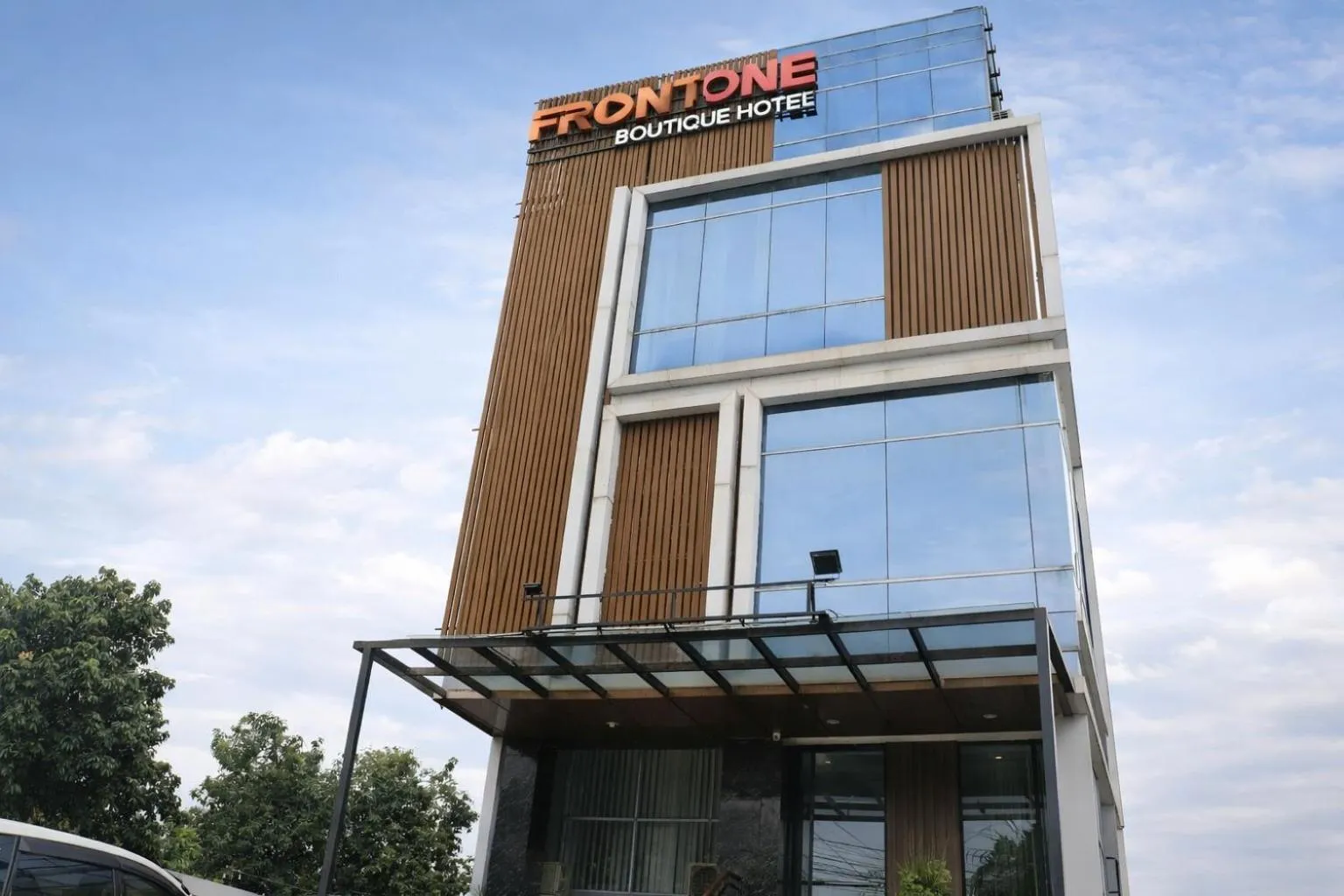 Front One Boutique Tugu Muda Semarang