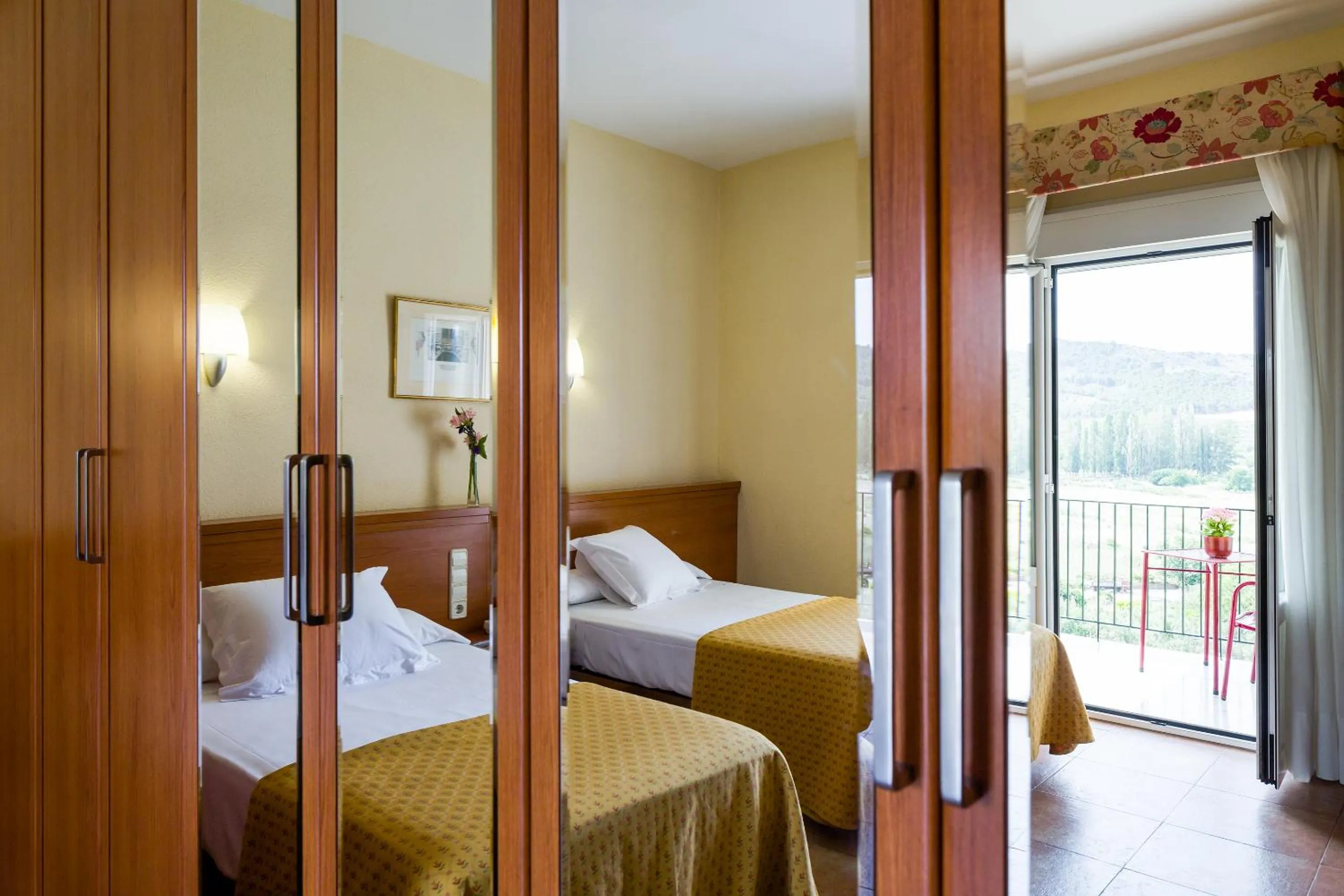 Balcony/Terrace, Bed in Balneario de Fitero - Hotel Bécquer