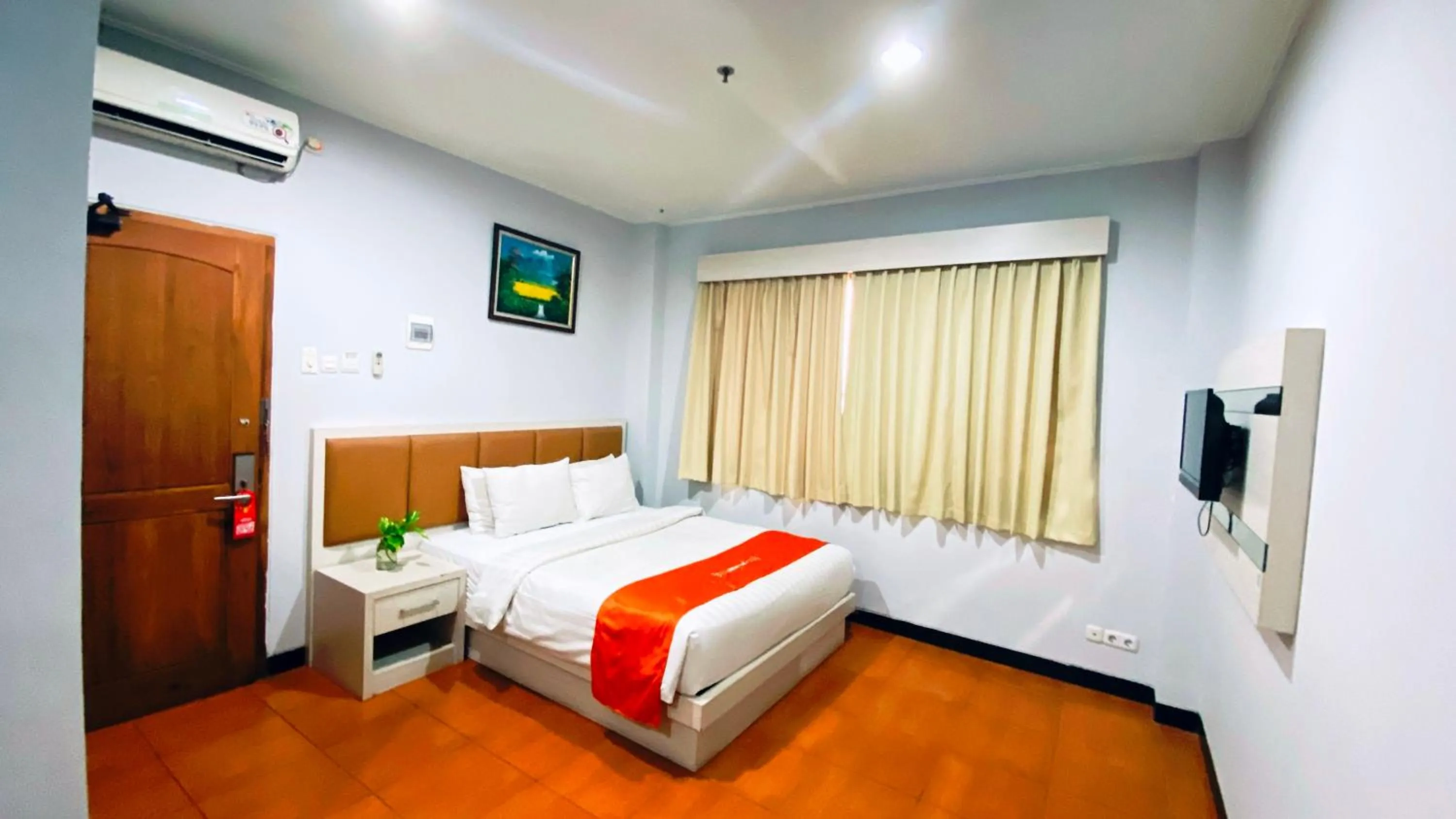 Bedroom, Bed in Front One HK Resort Simpang Lima