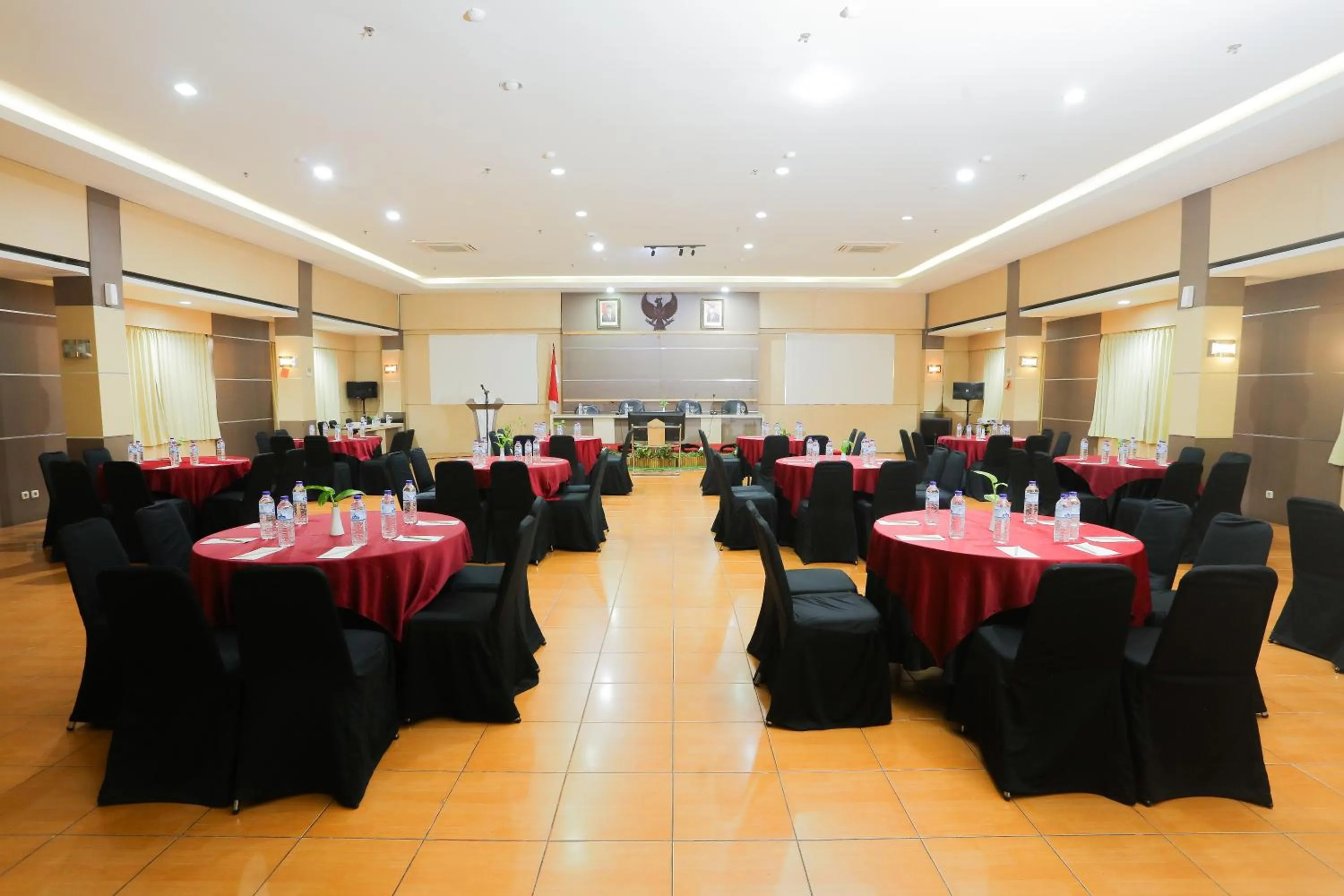 Restaurant/places to eat in Front One HK Resort Simpang Lima