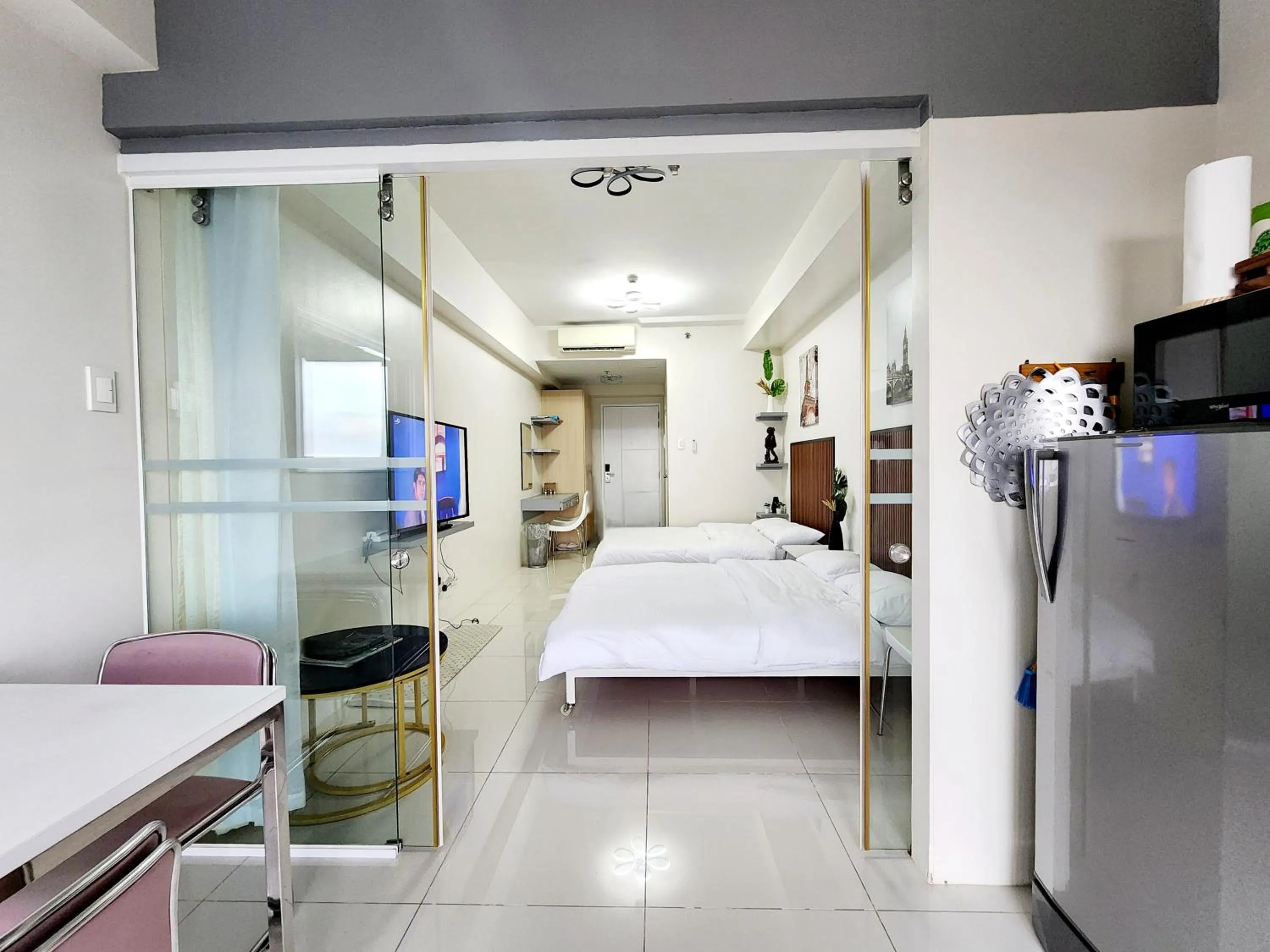 Photo of the whole room, Bed in Relaxing Stay Tagaytay