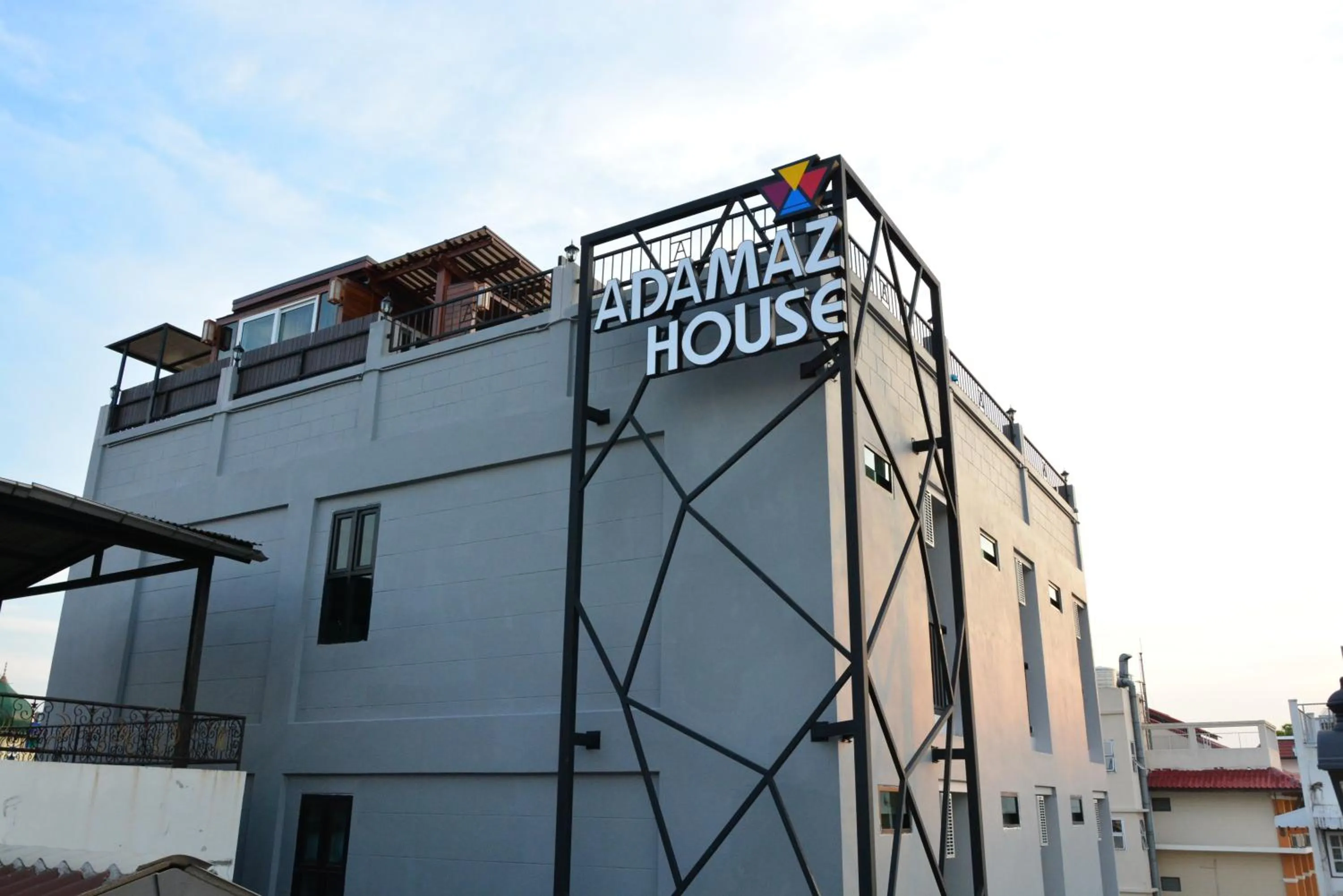 Facade/entrance in Adamaz House