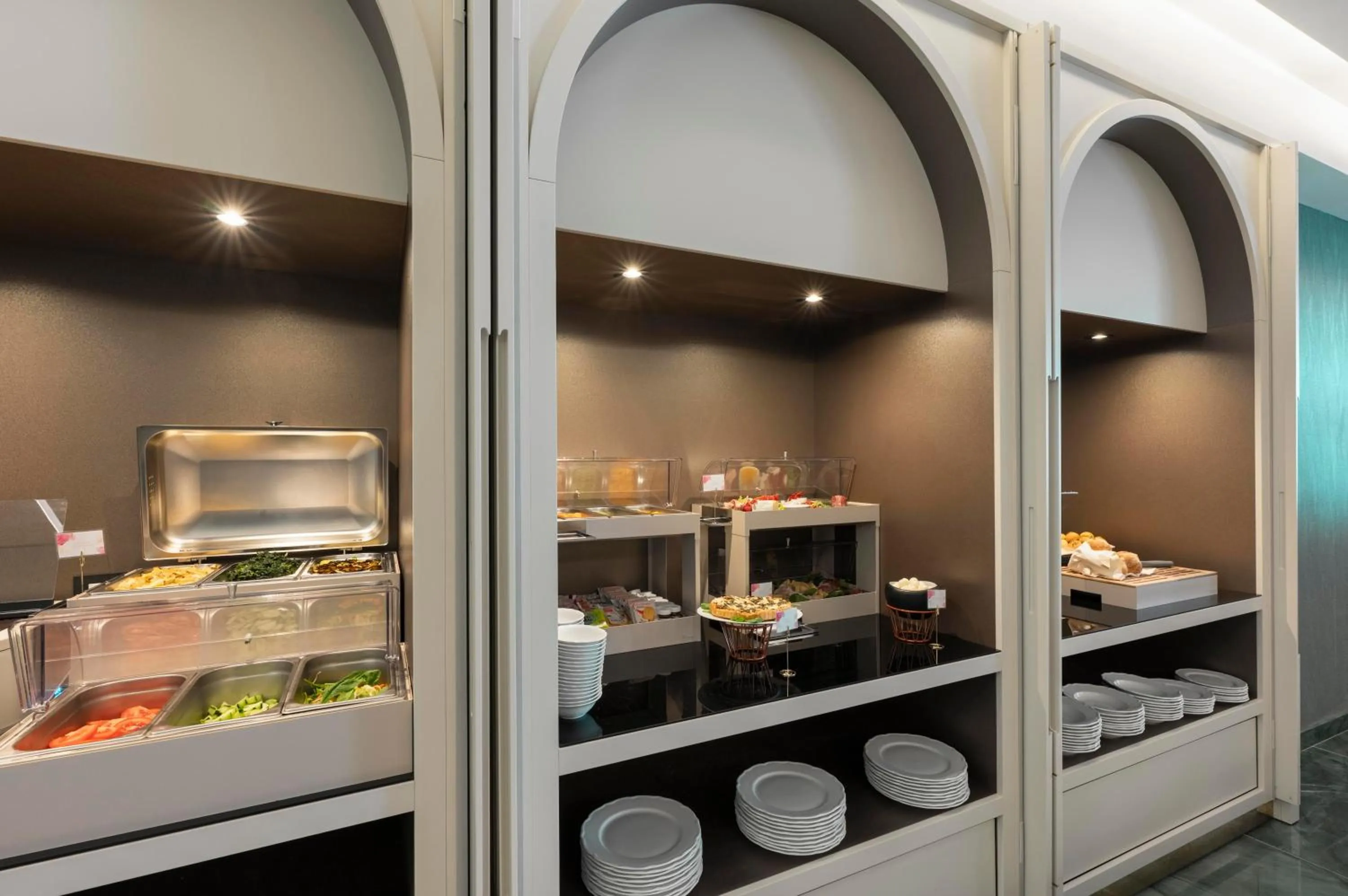 Buffet breakfast in Je Rome Hotel