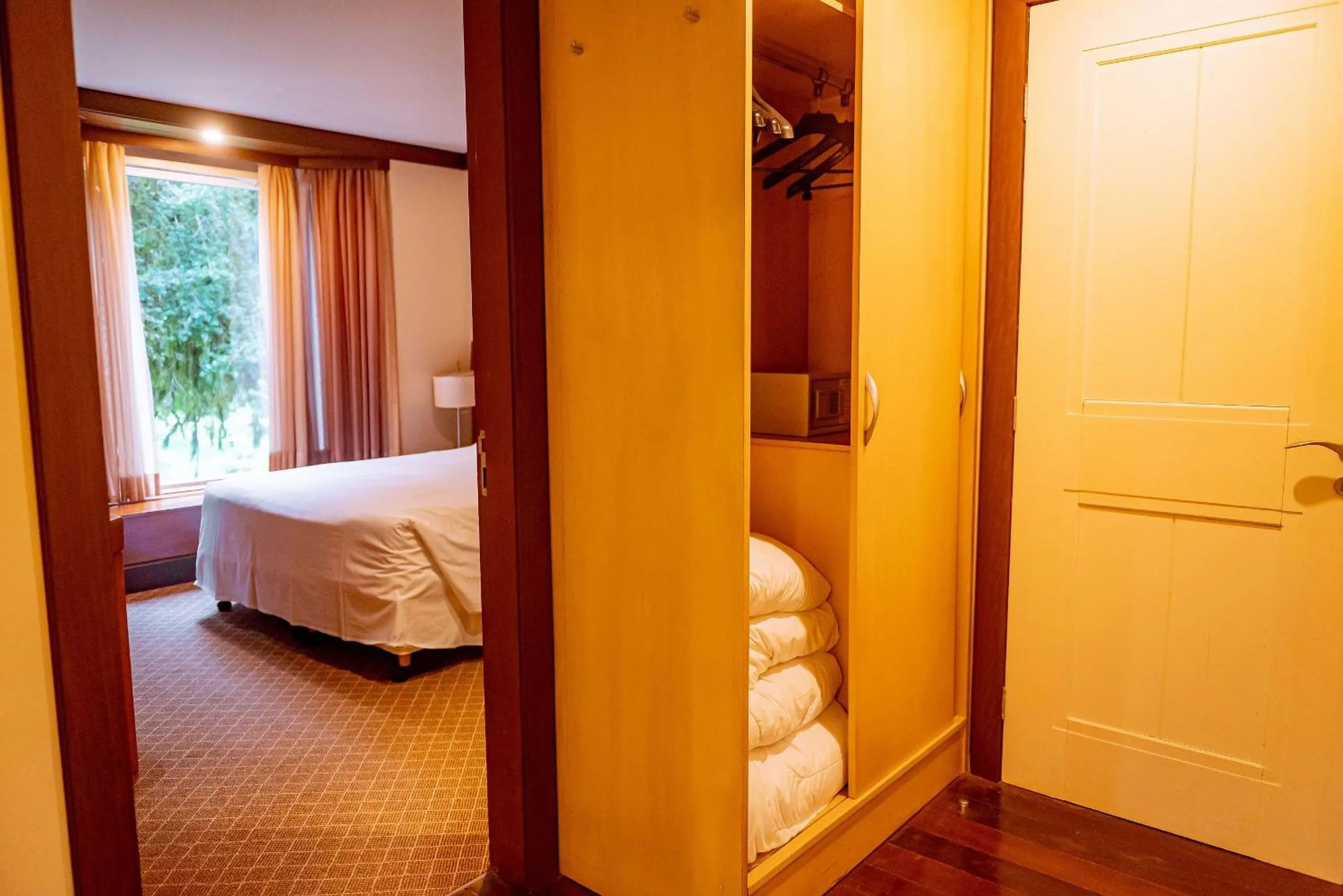 Seating area, Bed in Suíte Laje de Pedra Mountain Village