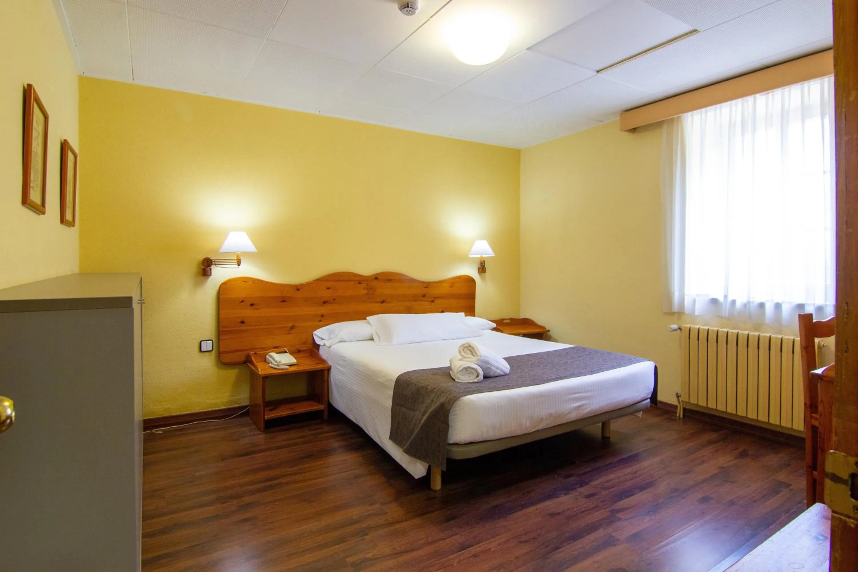 Property building, Bed in Hotel Vall de Núria
