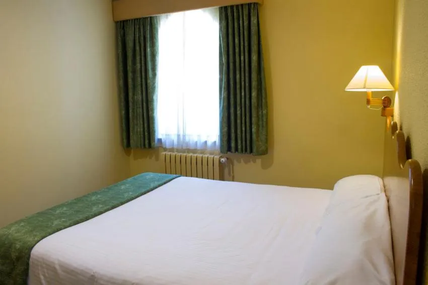 Property building, Bed in Hotel Vall de Núria