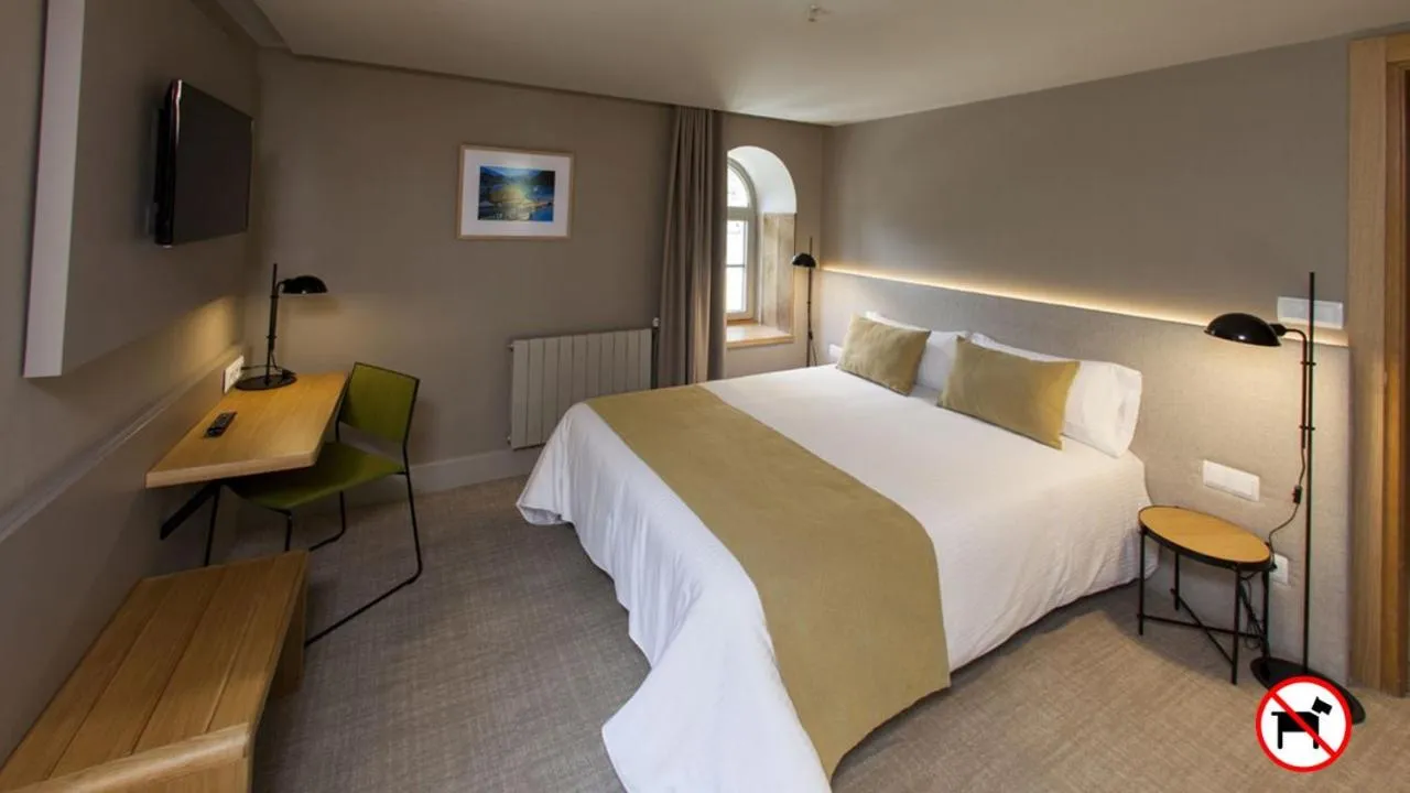 Bedroom, Bed in Hotel Vall de Núria