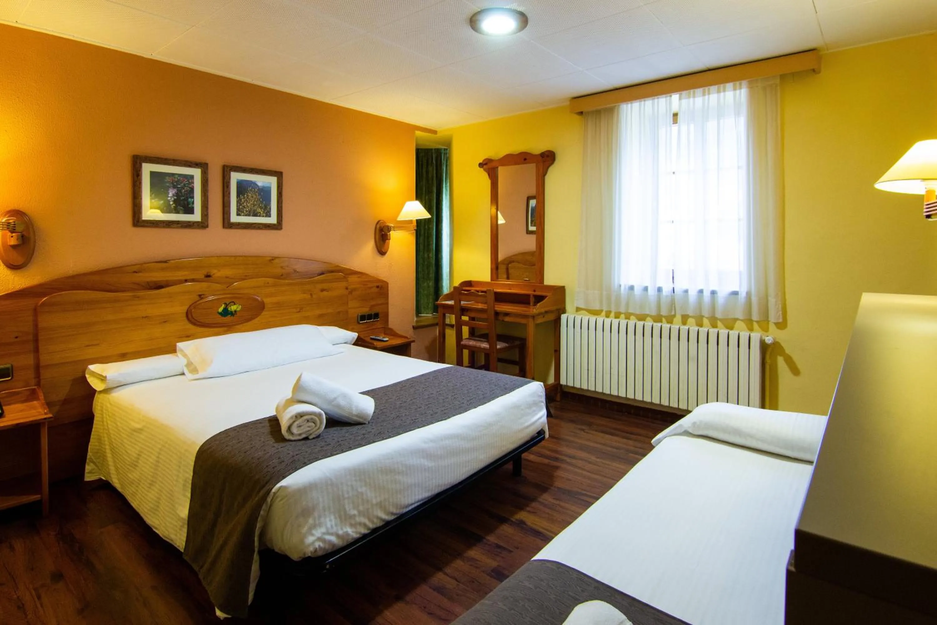 Property building, Bed in Hotel Vall de Núria