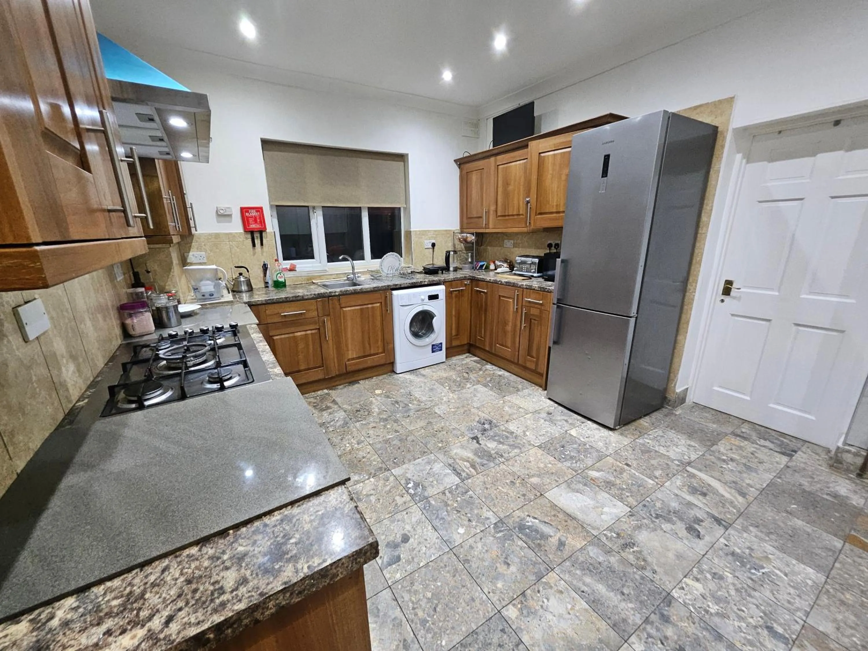 Kitchen or kitchenette in SnoozeDen Wellesley - Near to Slough Station