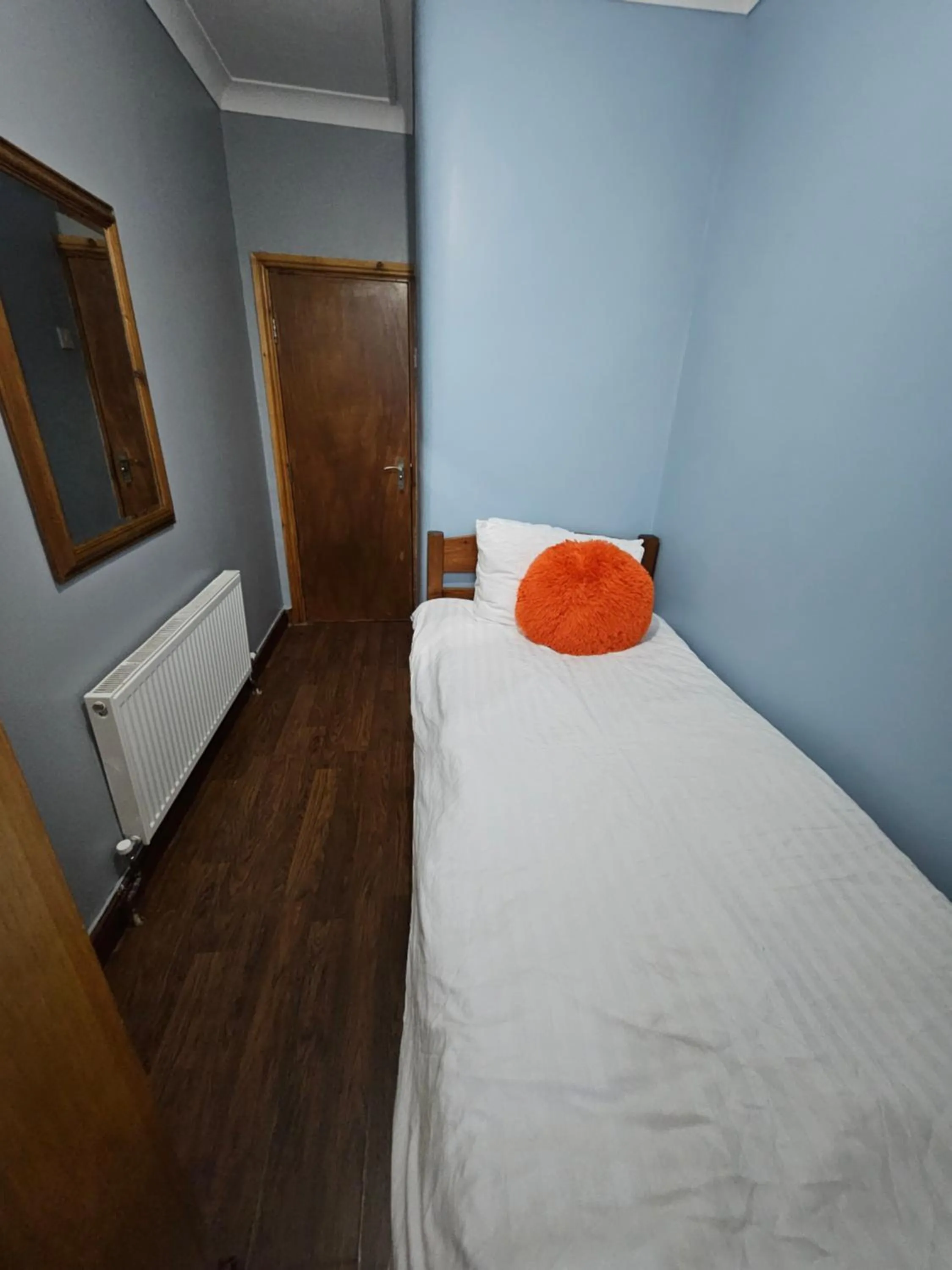 Bed in SnoozeDen Wellesley - Near to Slough Station