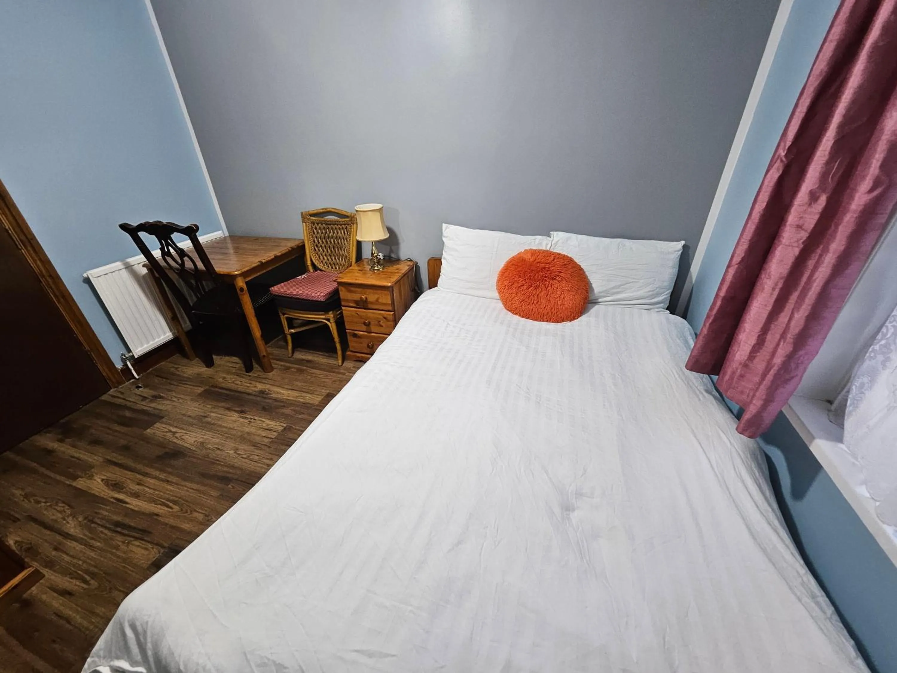 Bedroom, Bed in SnoozeDen Wellesley - Near to Slough Station