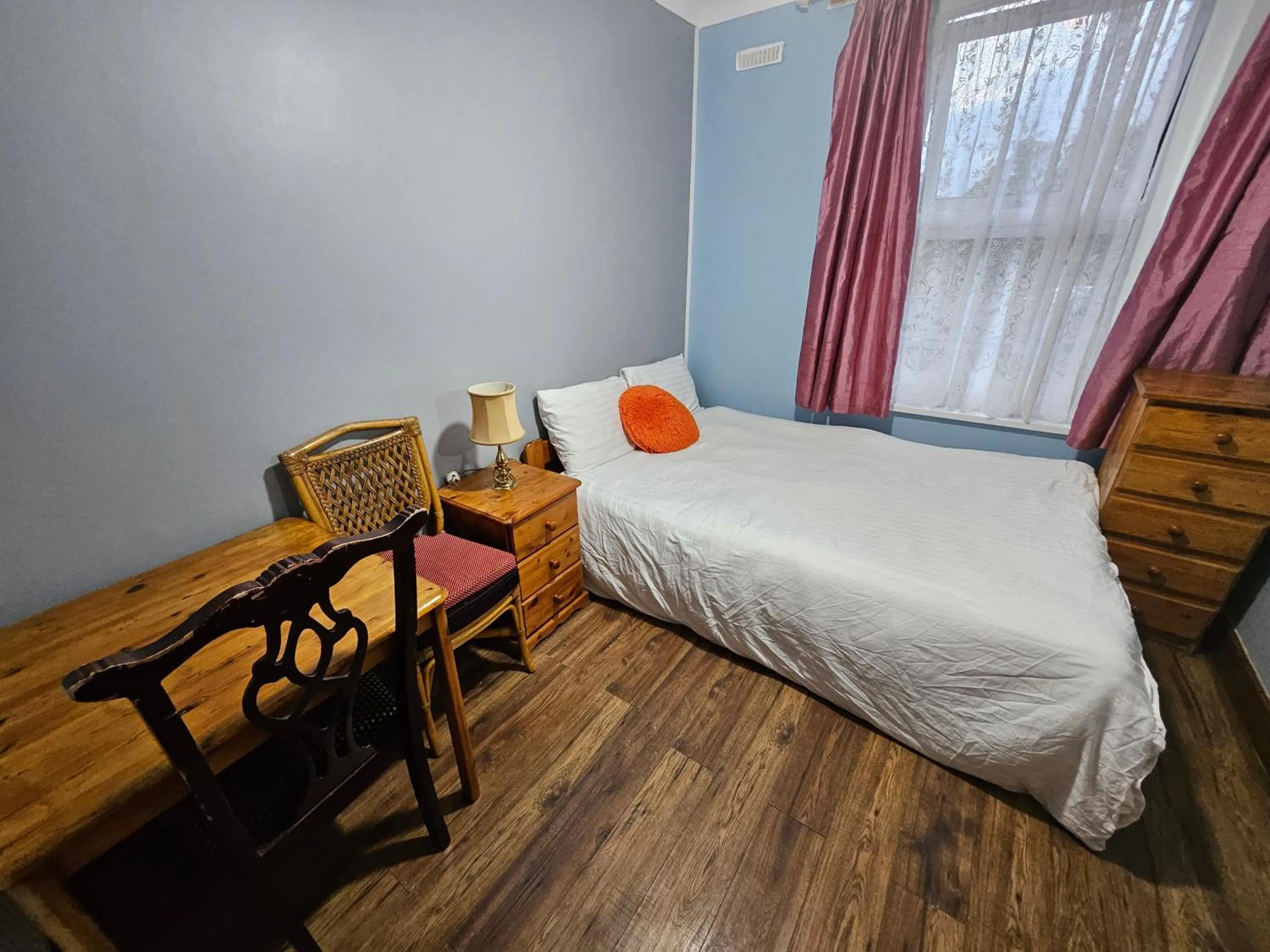 Bedroom, Bed in SnoozeDen Wellesley - Near to Slough Station