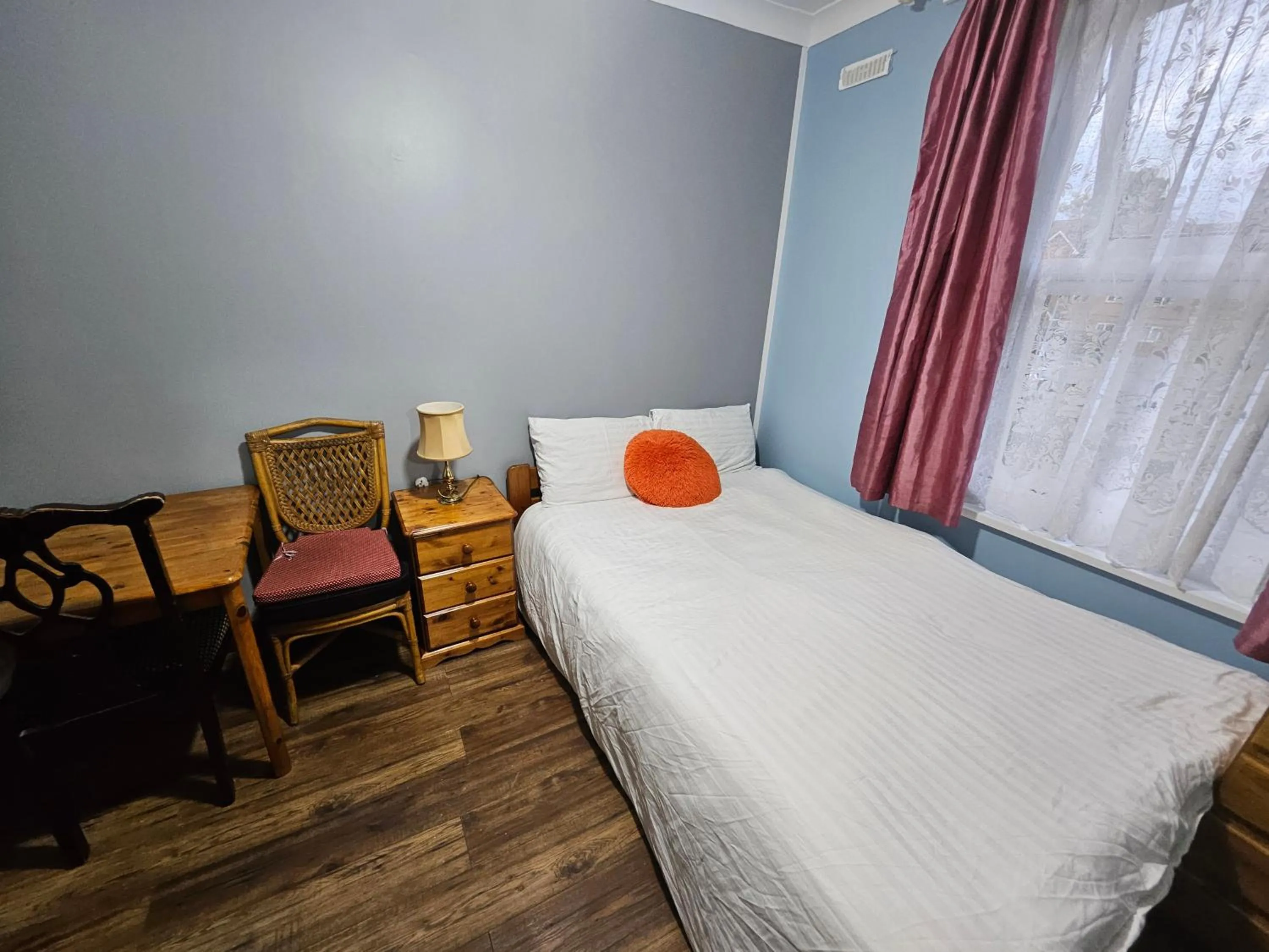 Bedroom, Bed in SnoozeDen Wellesley - Near to Slough Station