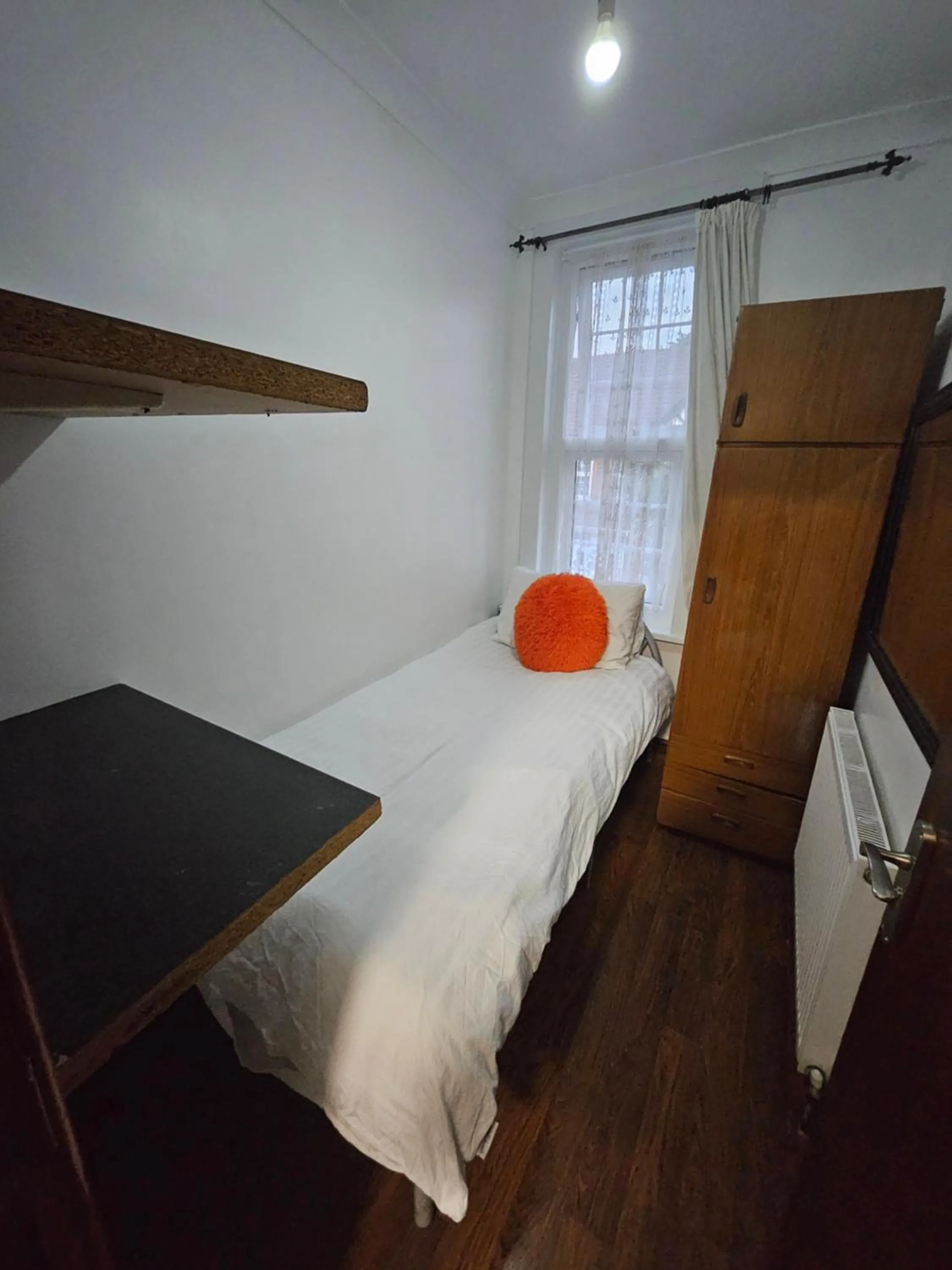 Bedroom, Bed in SnoozeDen Wellesley - Near to Slough Station