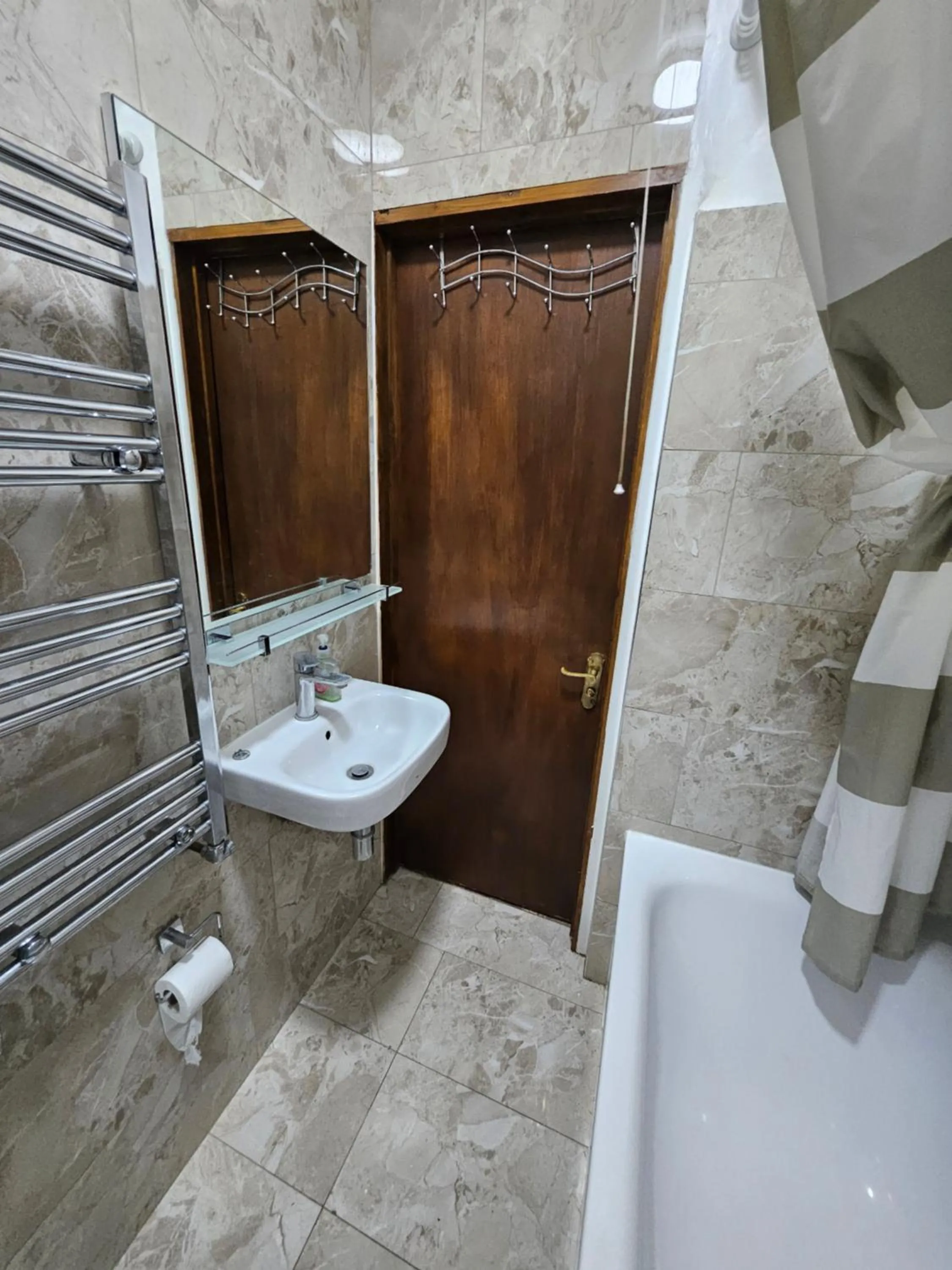 Bathroom in SnoozeDen Wellesley - Near to Slough Station