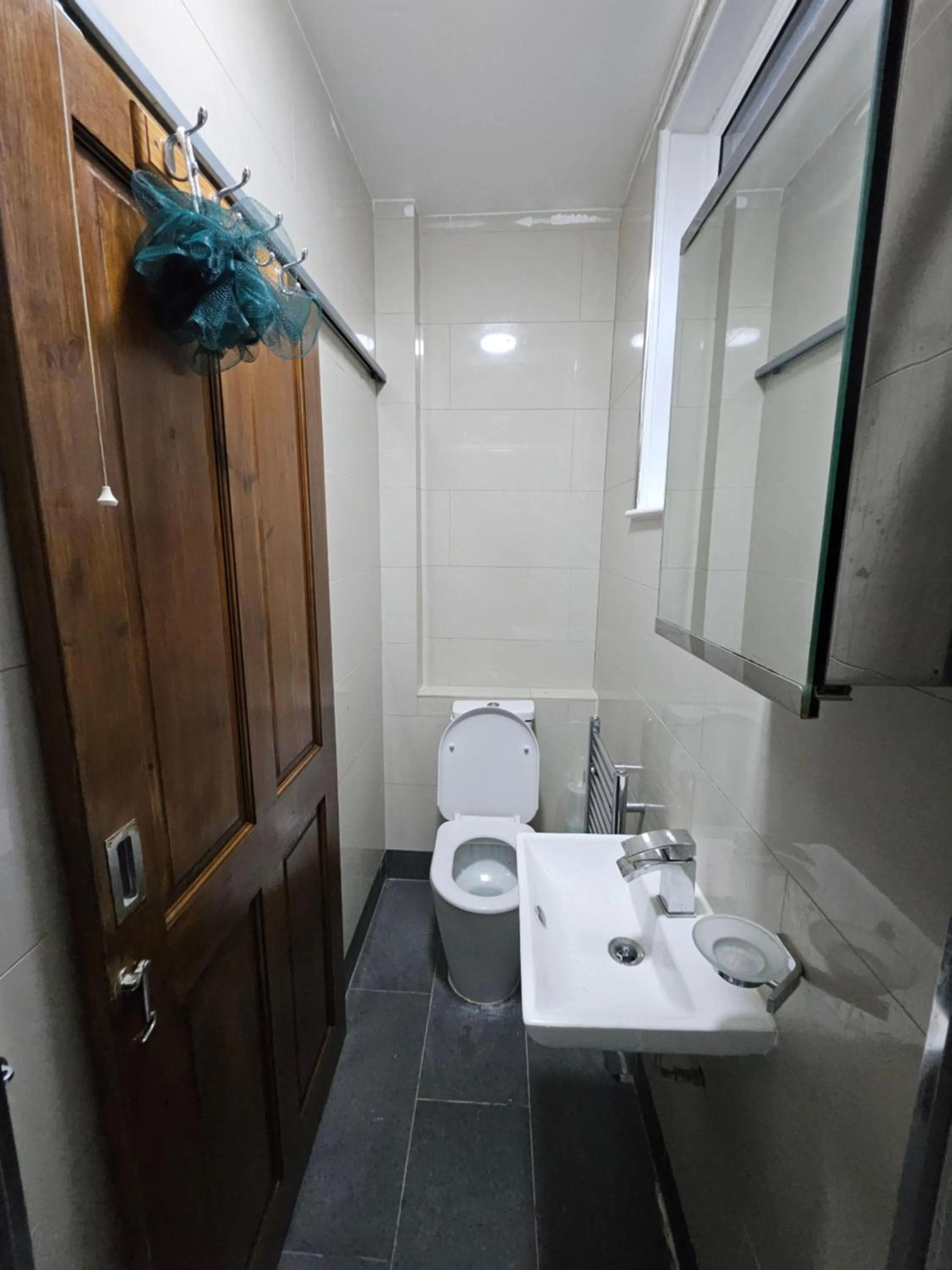 Bathroom in SnoozeDen Wellesley - Near to Slough Station