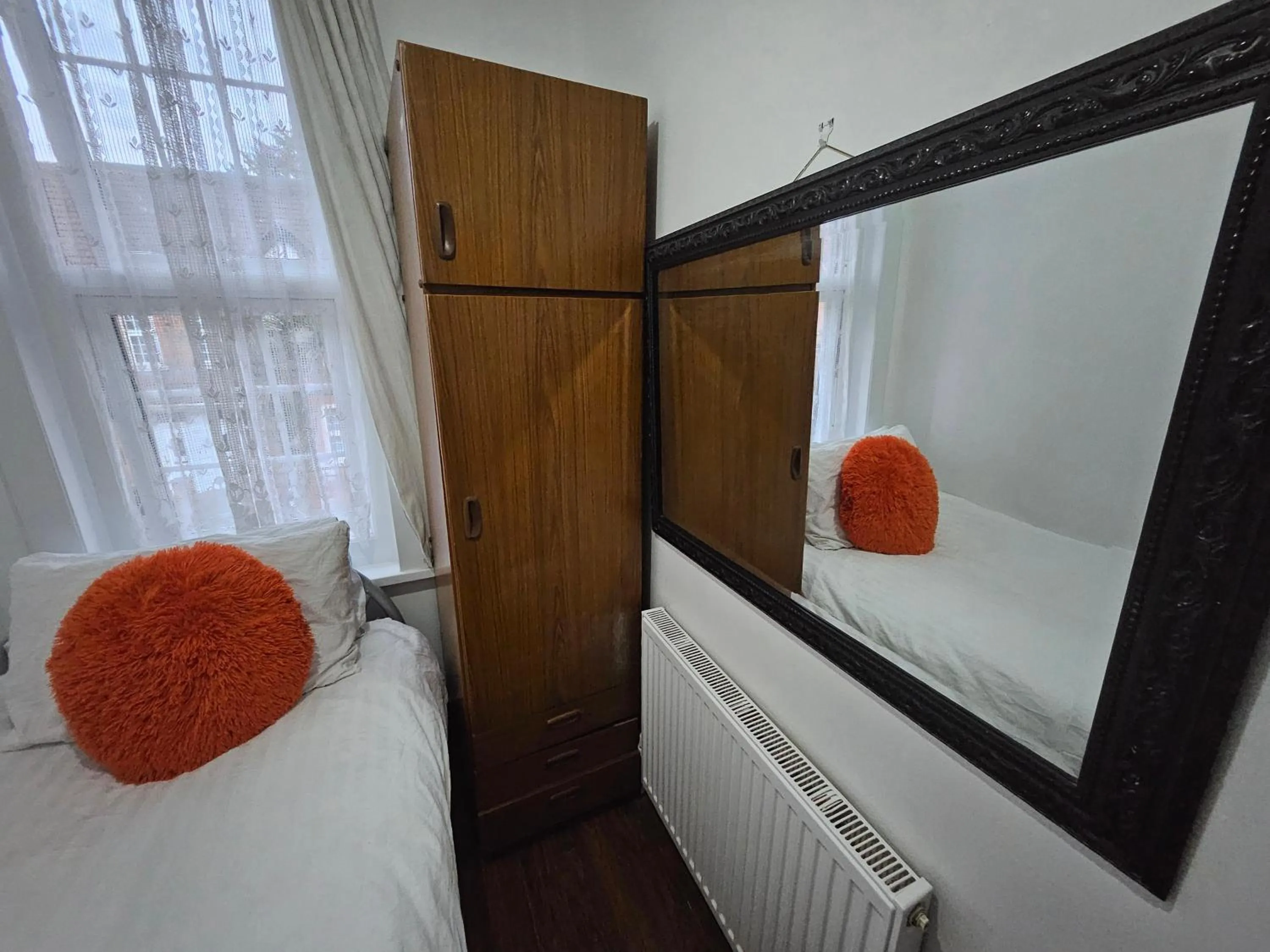 Bedroom, Bed in SnoozeDen Wellesley - Near to Slough Station