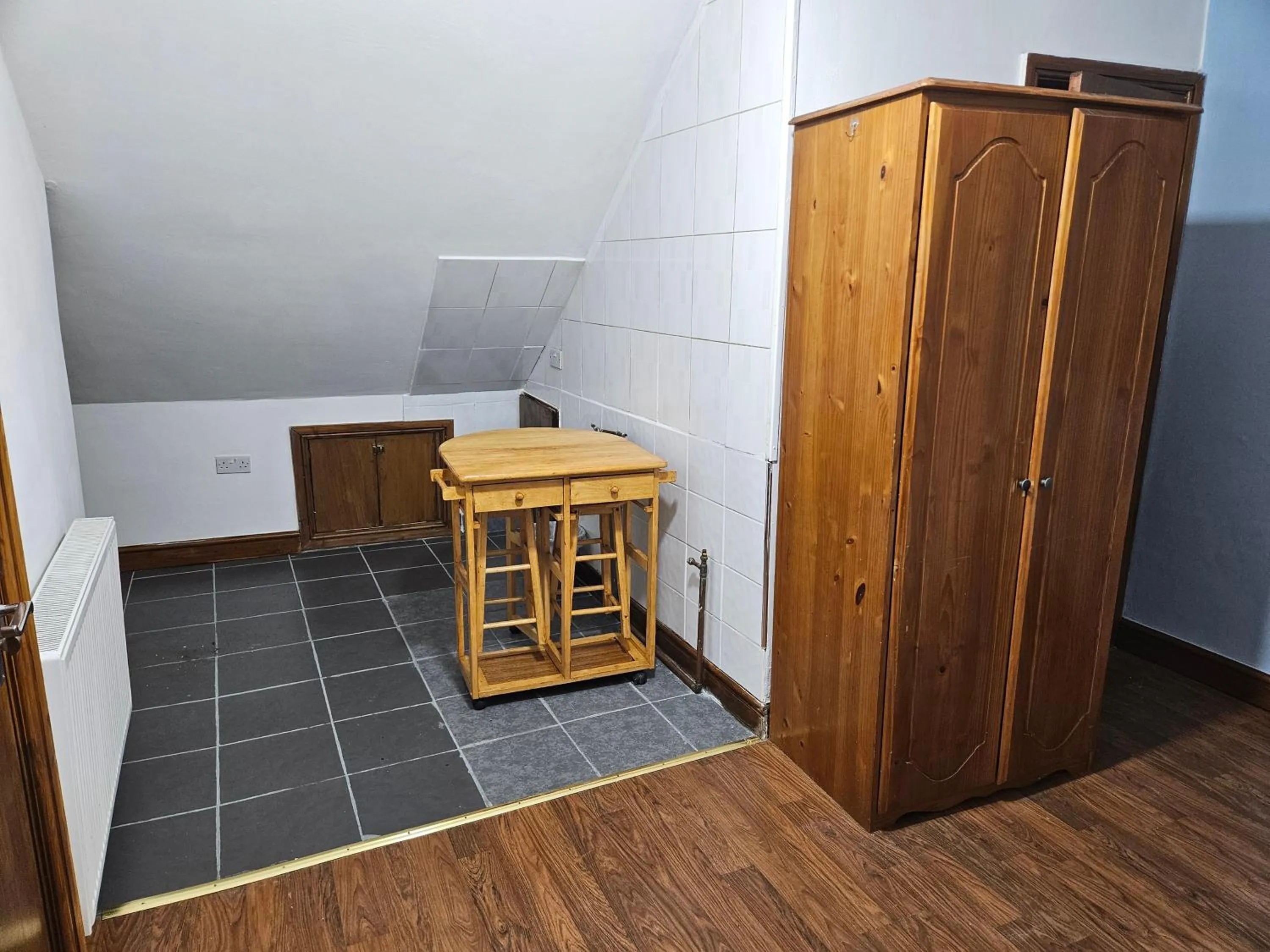 wardrobe in SnoozeDen Wellesley - Near to Slough Station