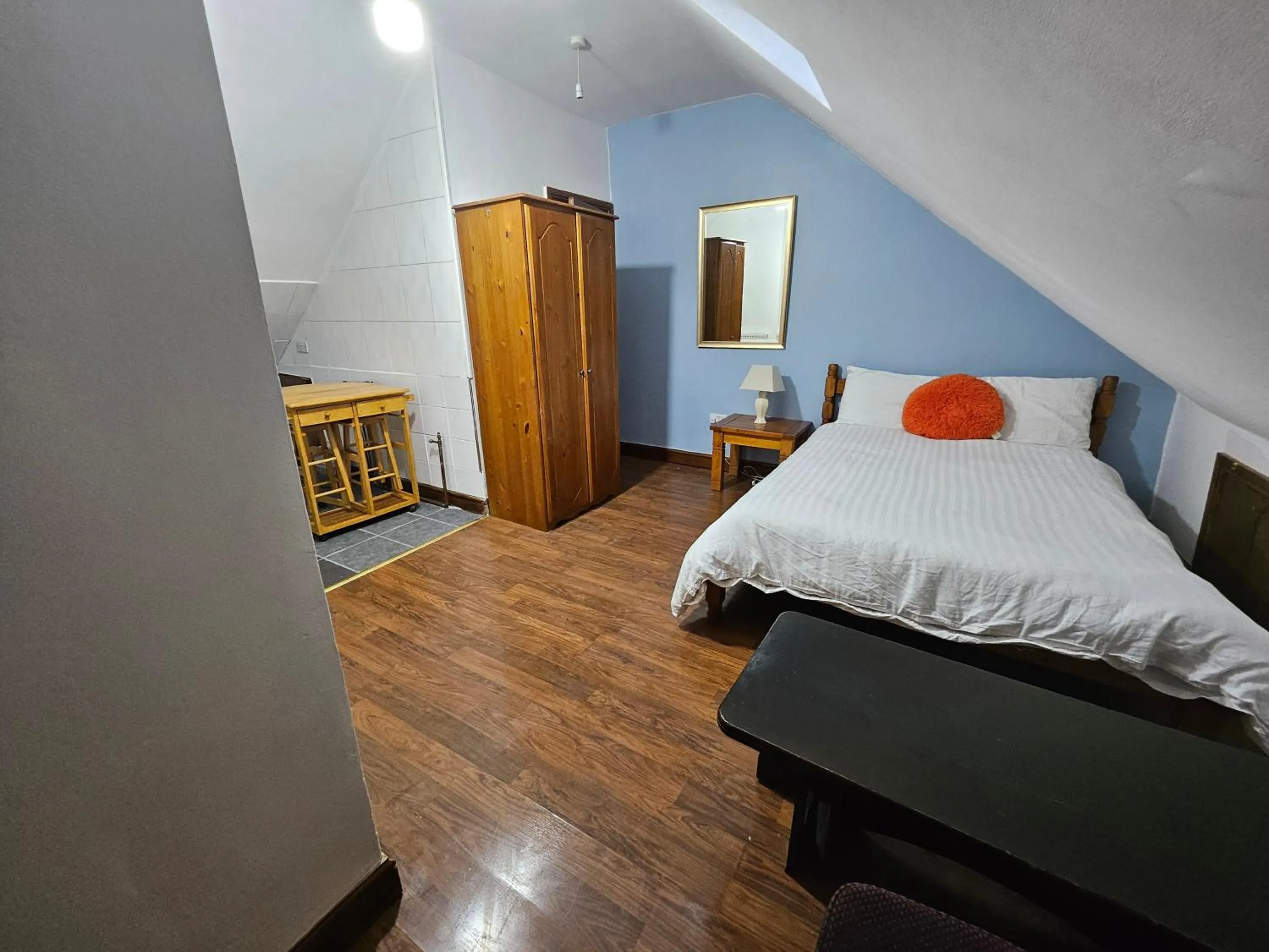 Bedroom, Bed in SnoozeDen Wellesley - Near to Slough Station