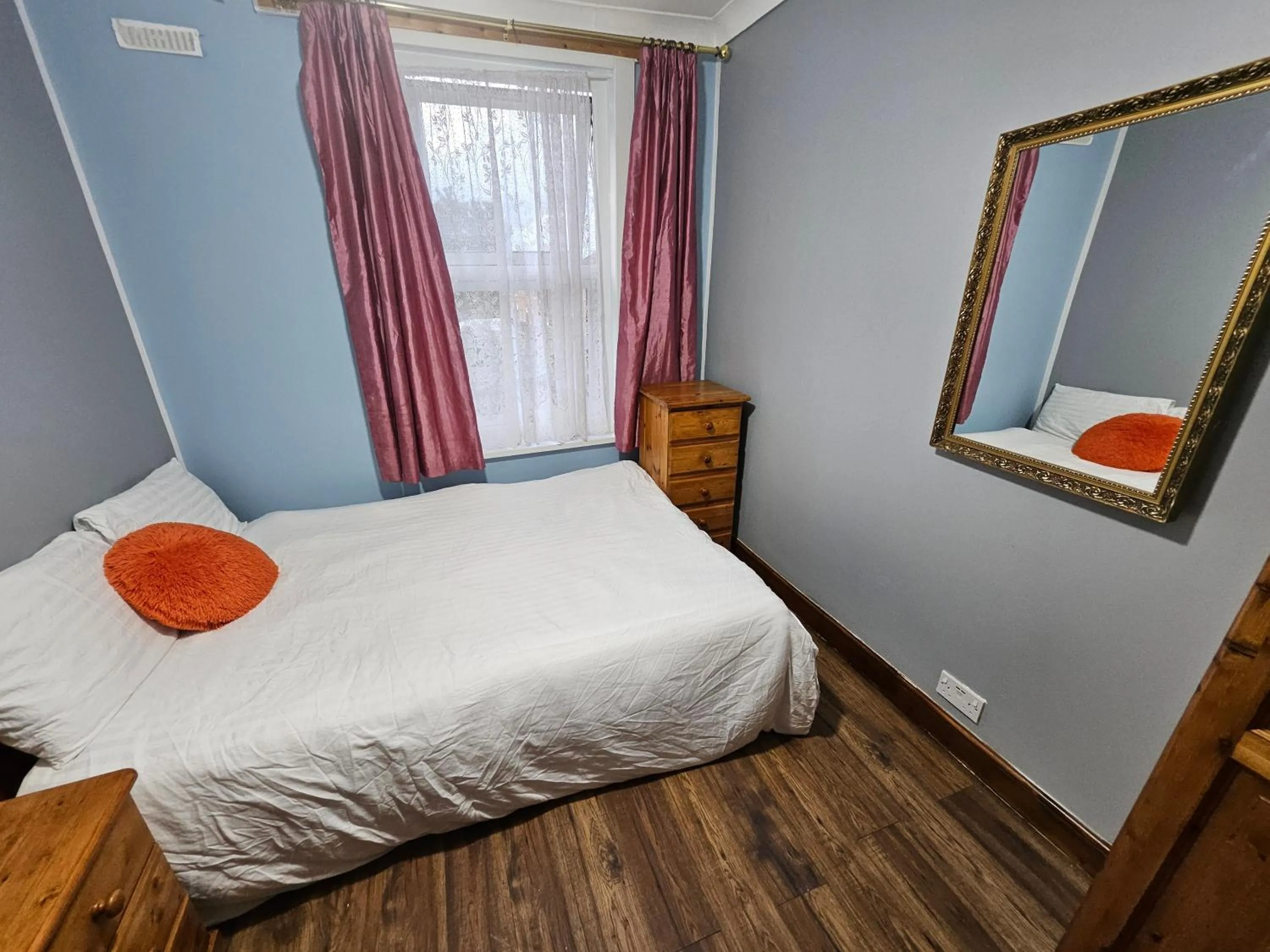 Photo of the whole room, Bed in SnoozeDen Wellesley - Near to Slough Station