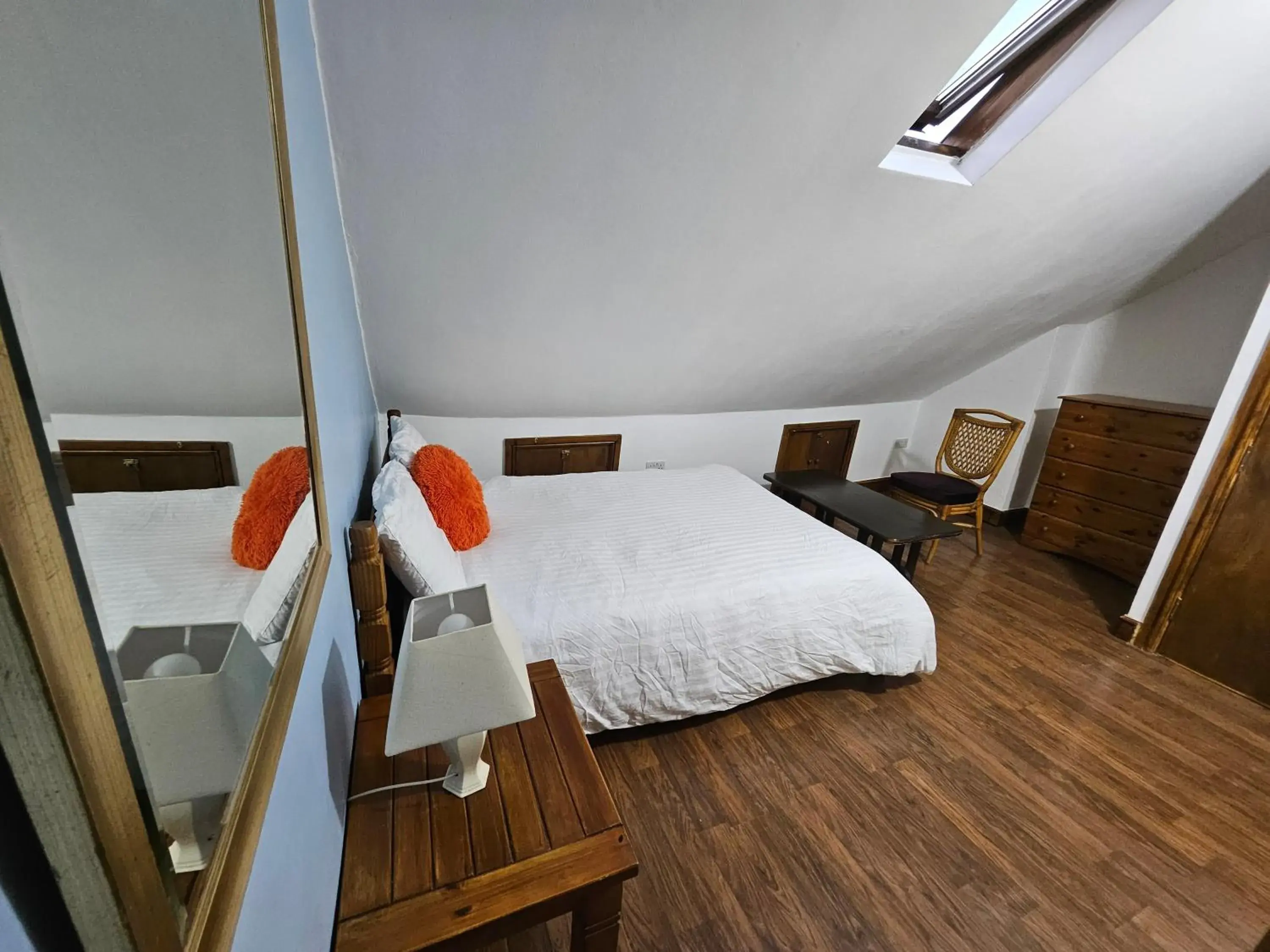 Deluxe Double Room in SnoozeDen Wellesley - Near to Slough Station Deluxe Double Room in SnoozeDen Wellesley - Near to Slough Station