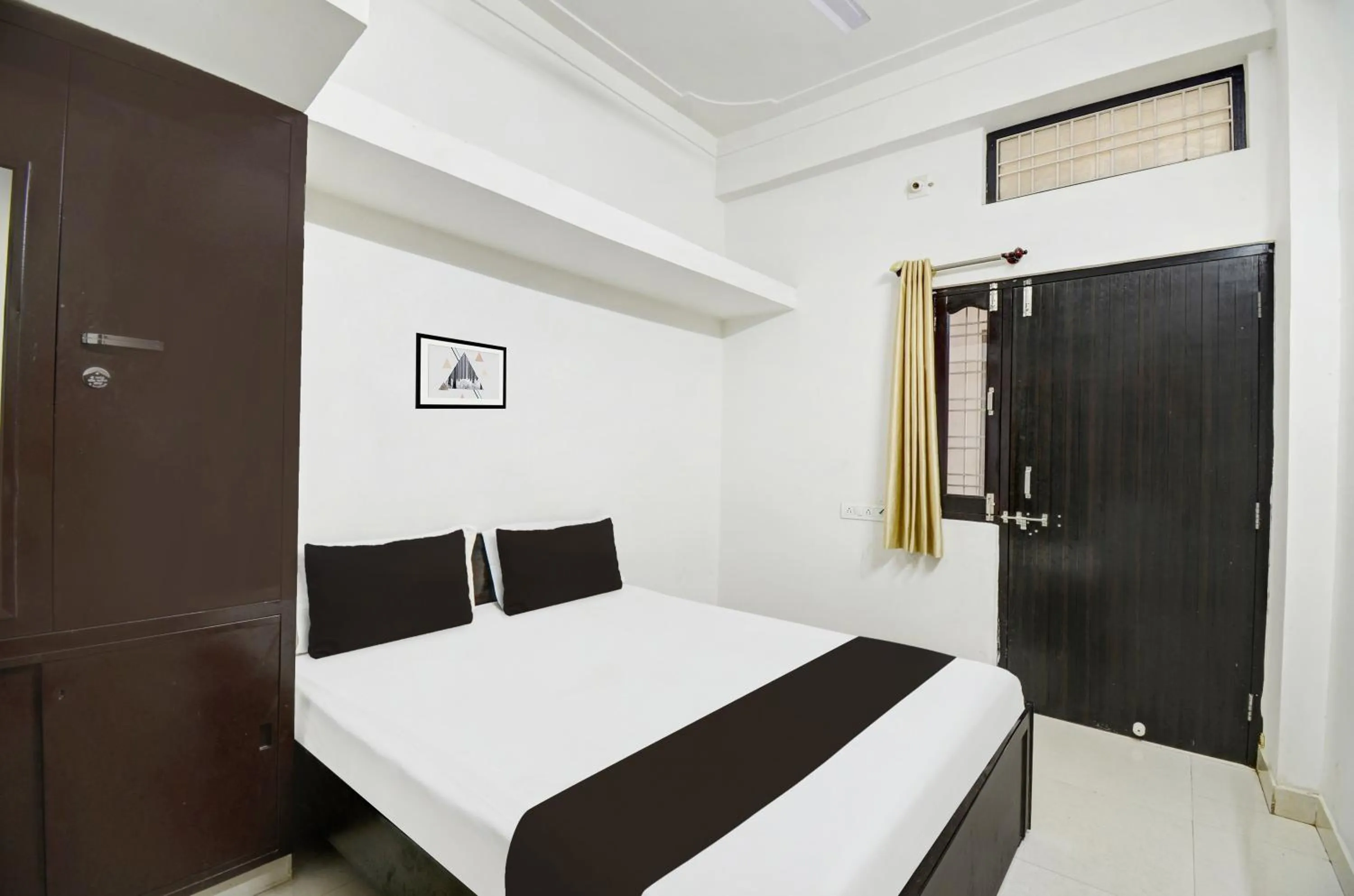 Bedroom, Bed in Hotel O The White Haveli