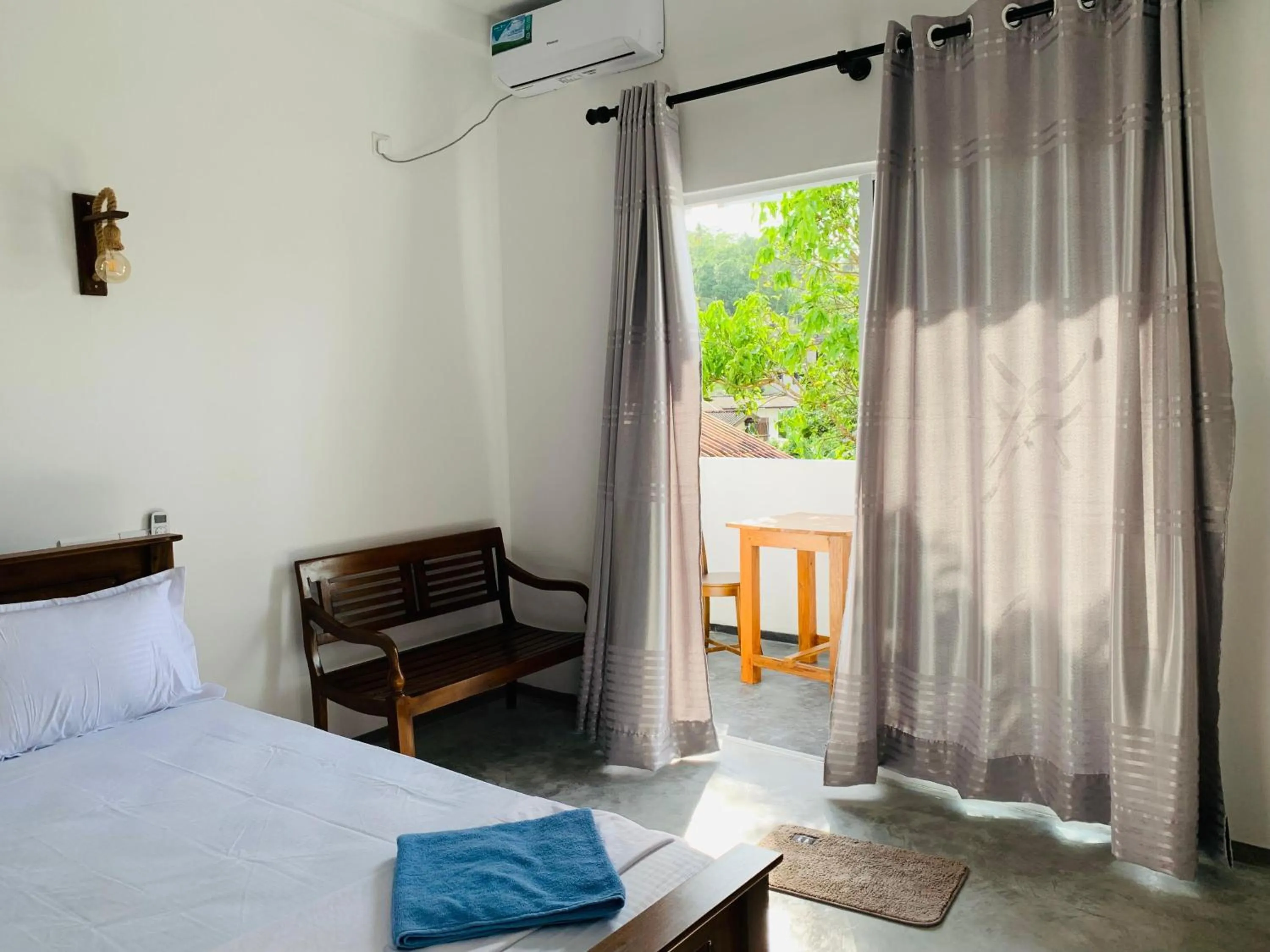 Photo of the whole room, Bed in Calidan