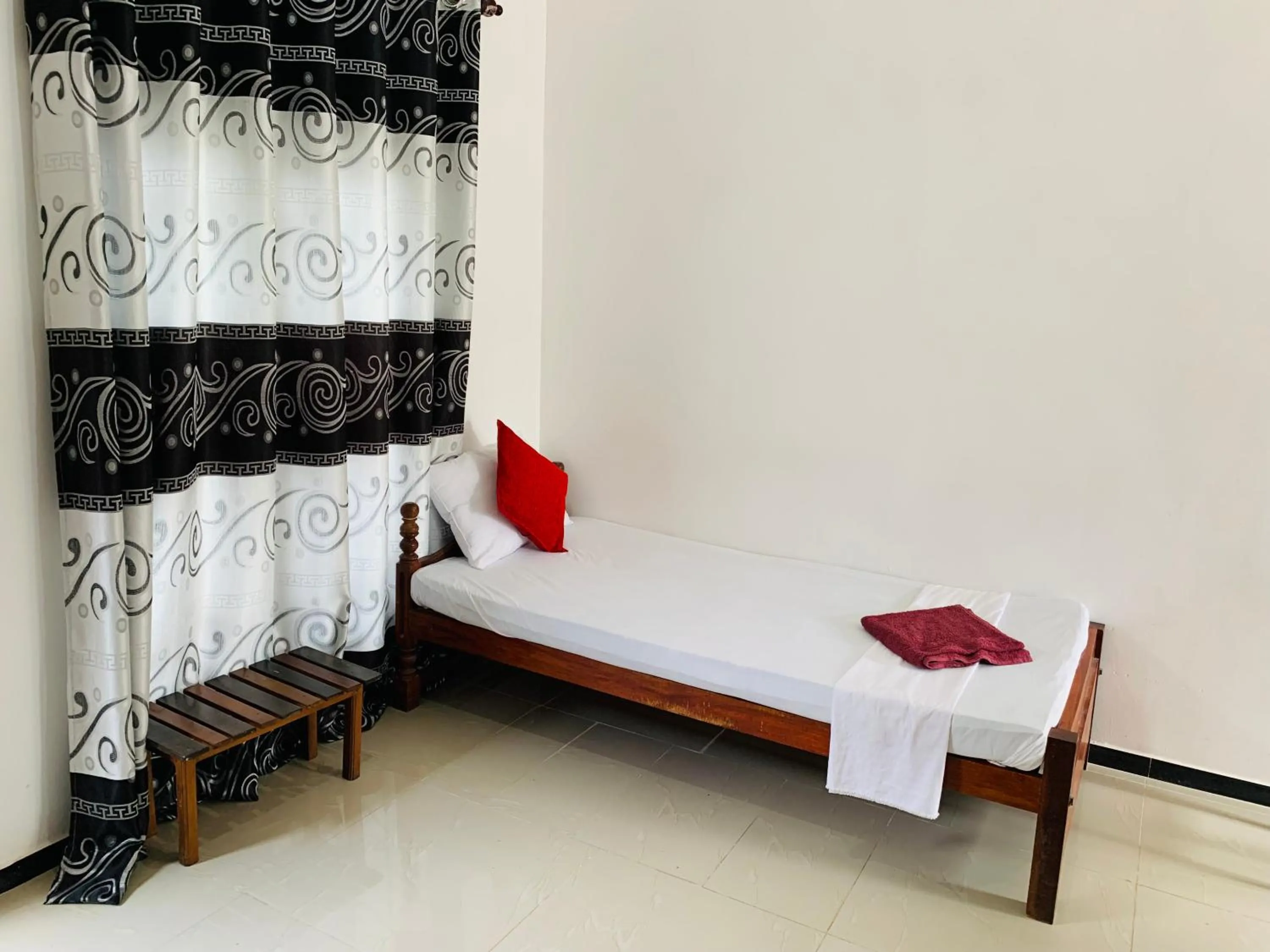 Photo of the whole room, Bed in Calidan