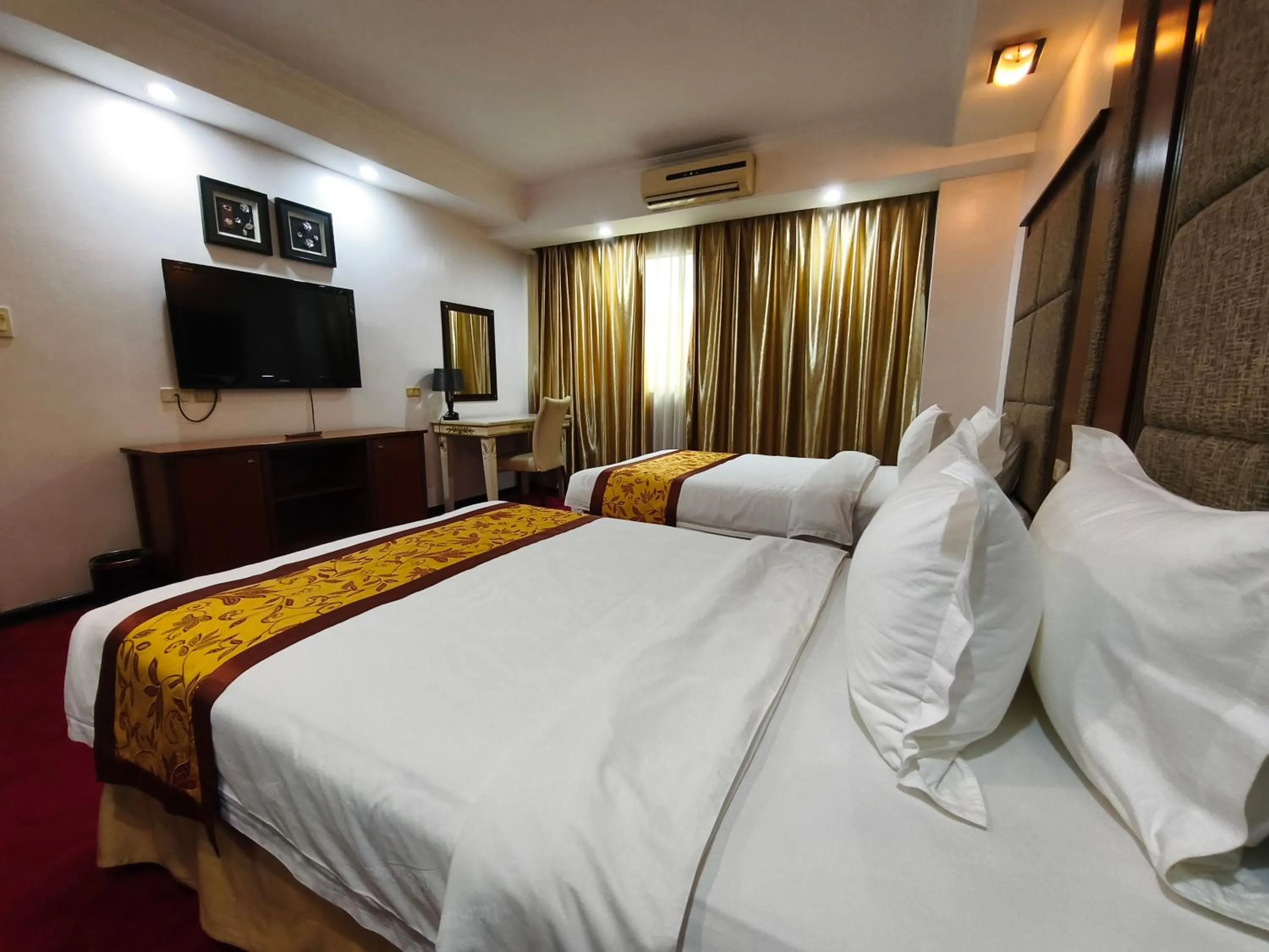 Bedroom, Bed in Lido De Paris Hotel