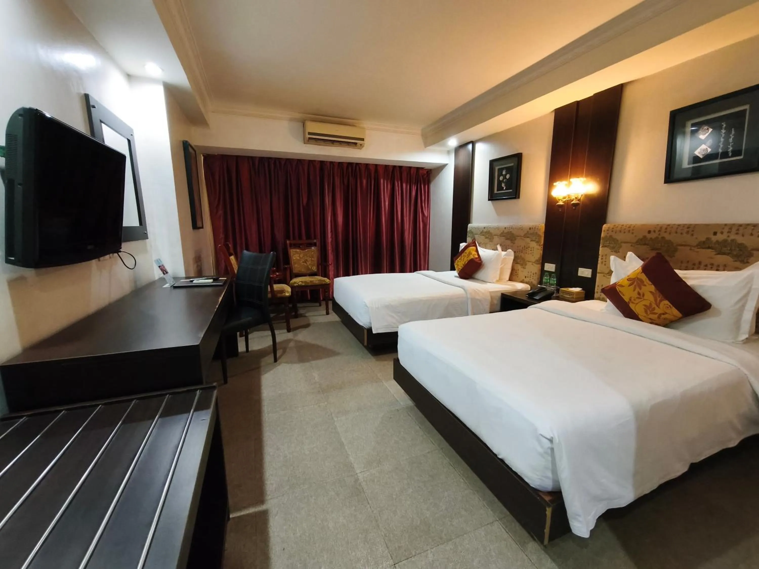 Bedroom, Bed in Lido De Paris Hotel