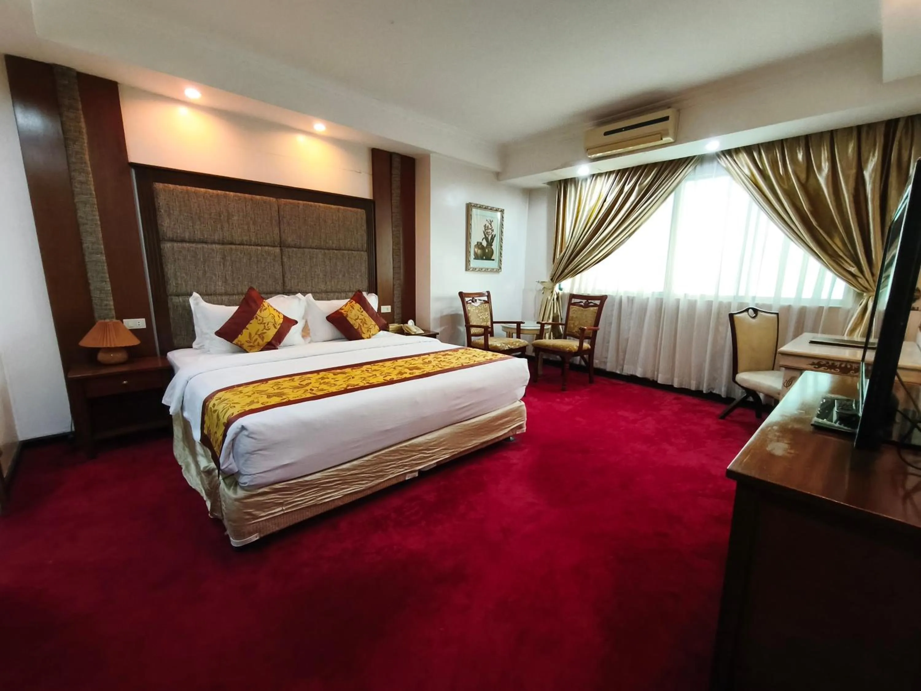 Bedroom, Bed in Lido De Paris Hotel