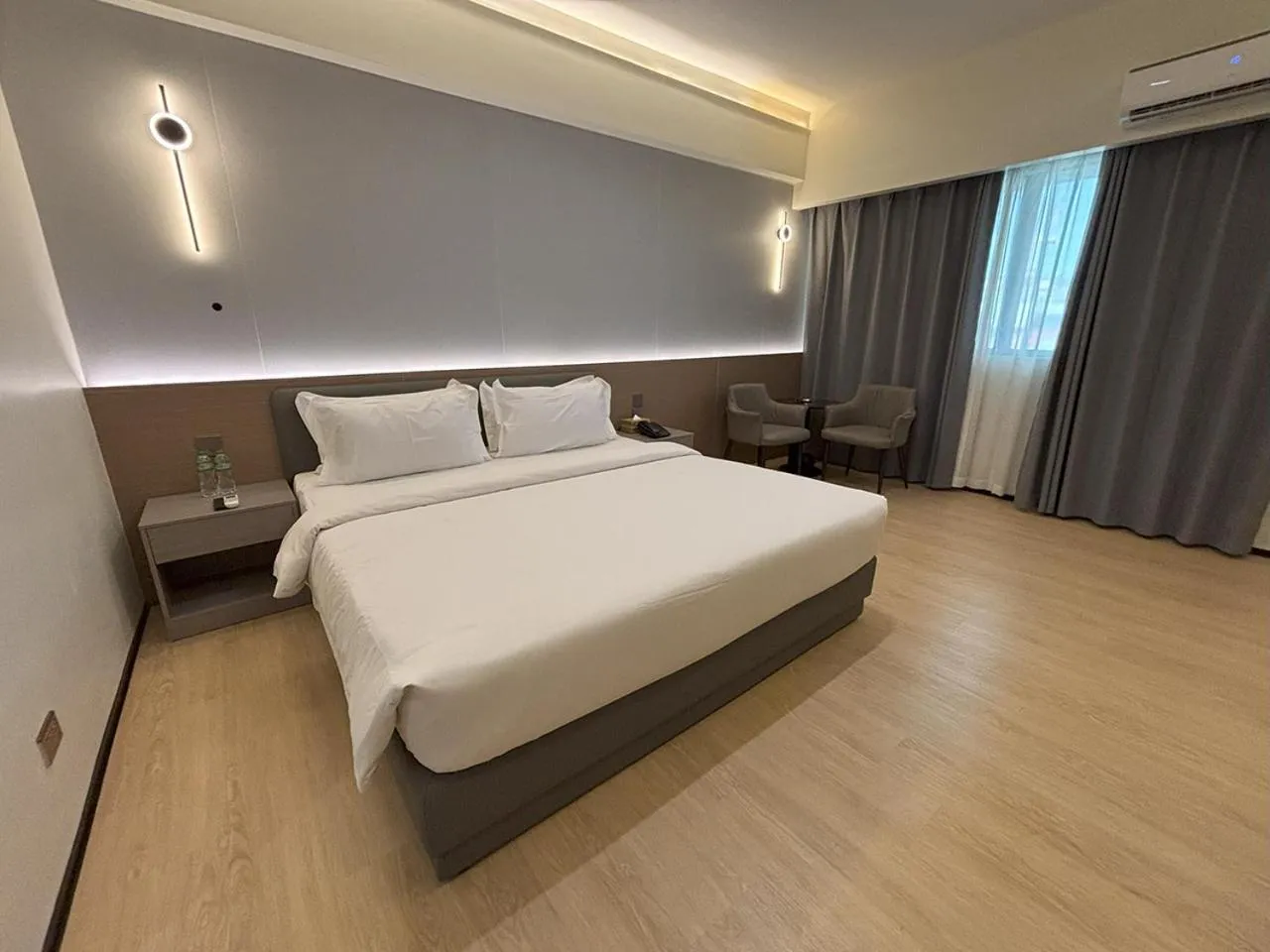 Bedroom, Bed in Lido De Paris Hotel