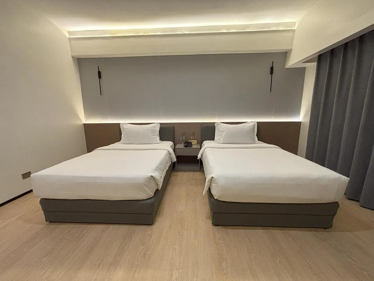 Bedroom, Bed in Lido De Paris Hotel