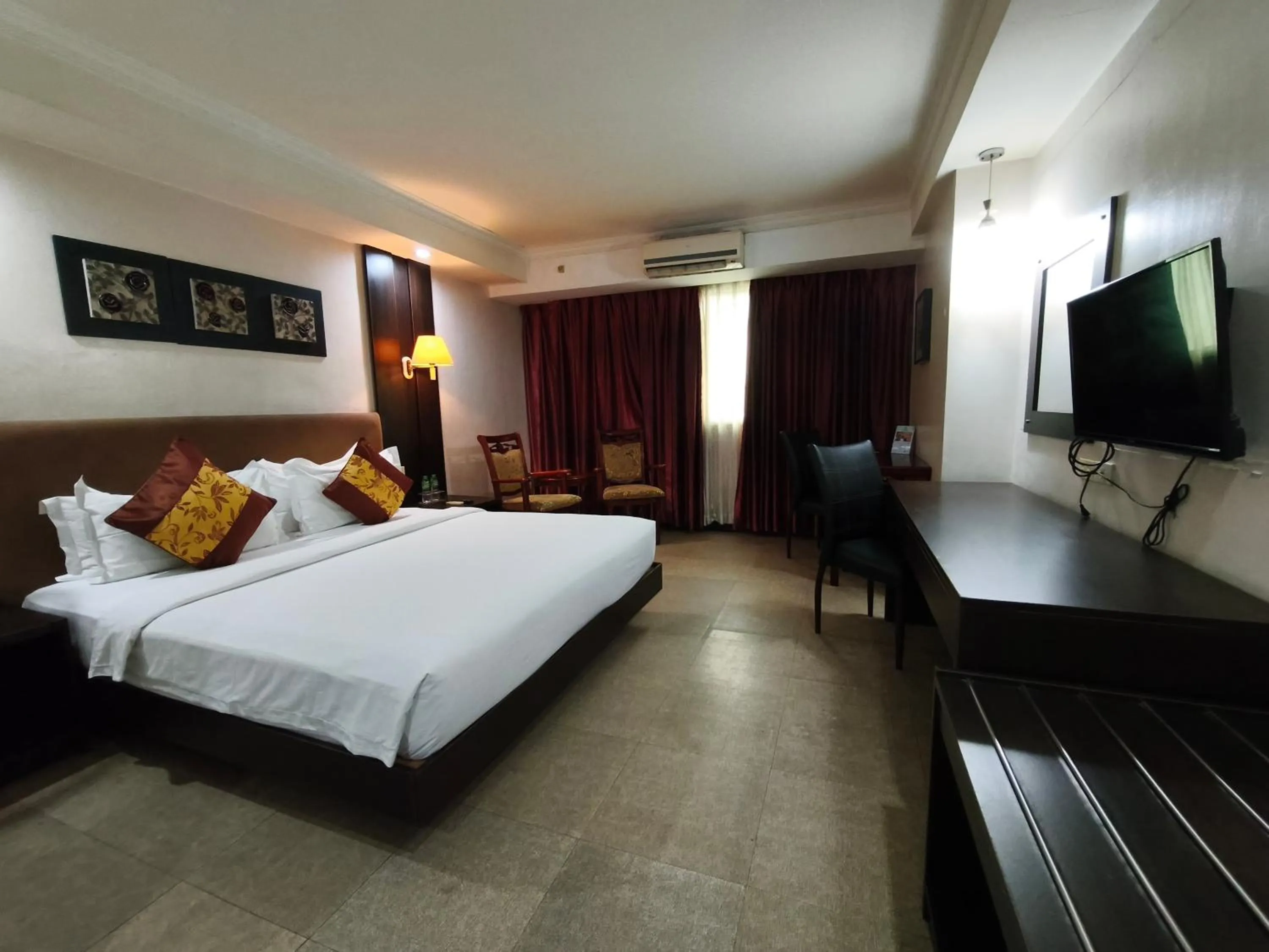 Bedroom, Bed in Lido De Paris Hotel